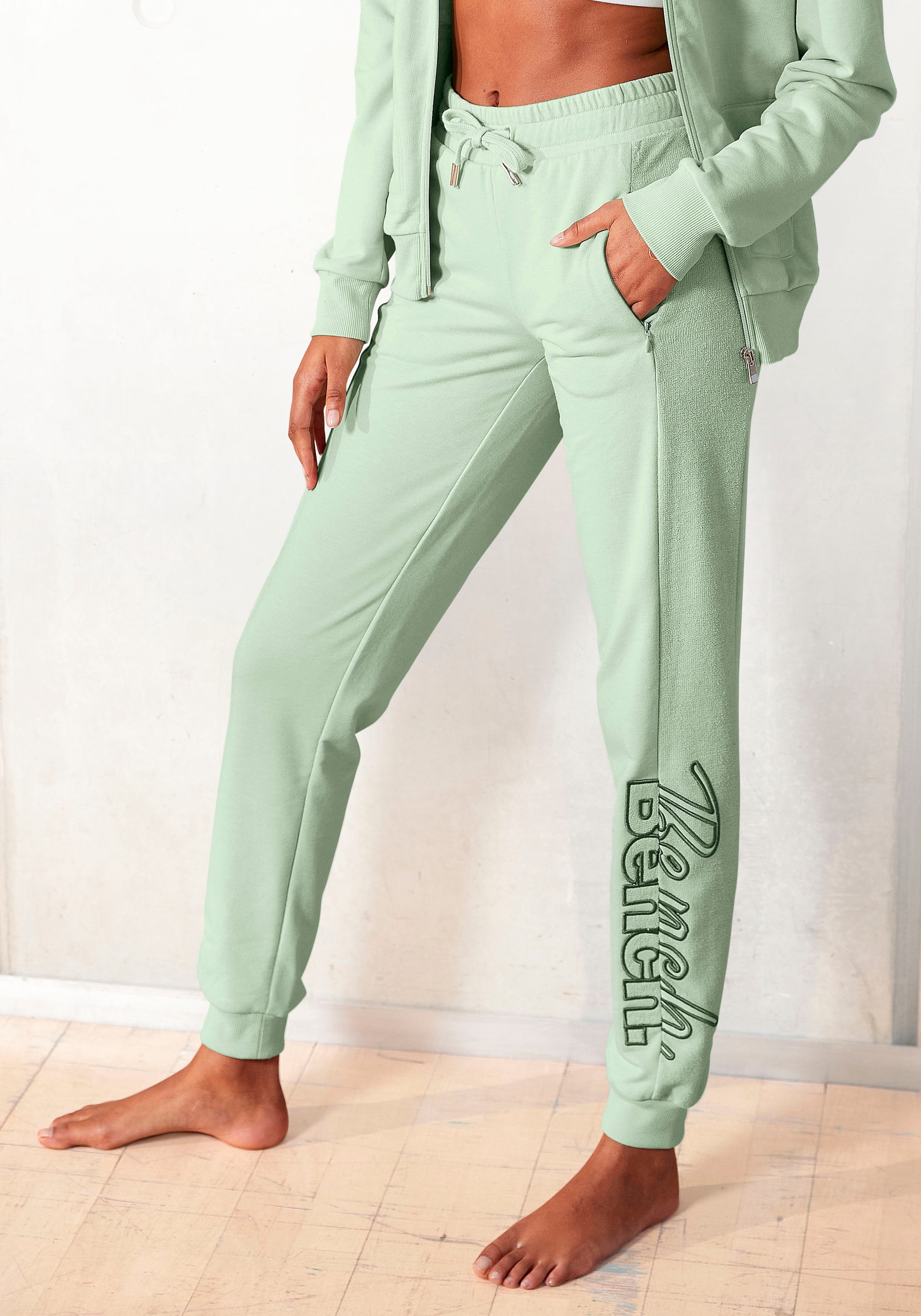 Bench. Relaxhose mit Logostickerei