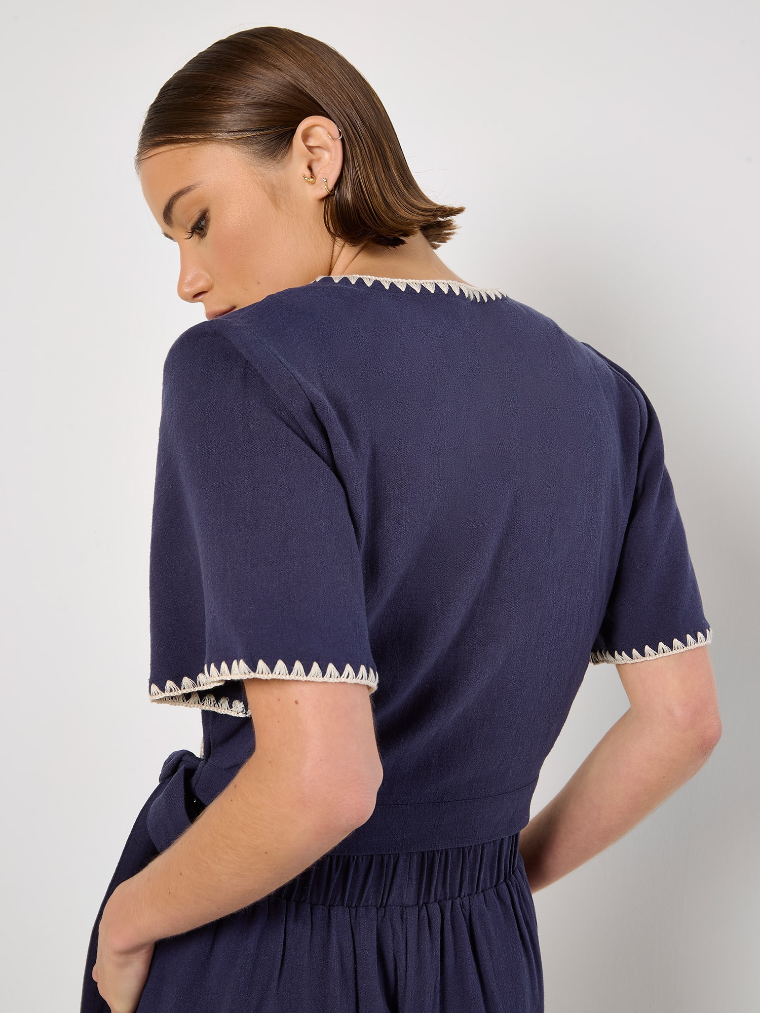 Apricot Wickelbluse »Wickeltop aus Leinenmischung« mit besticktem Saum