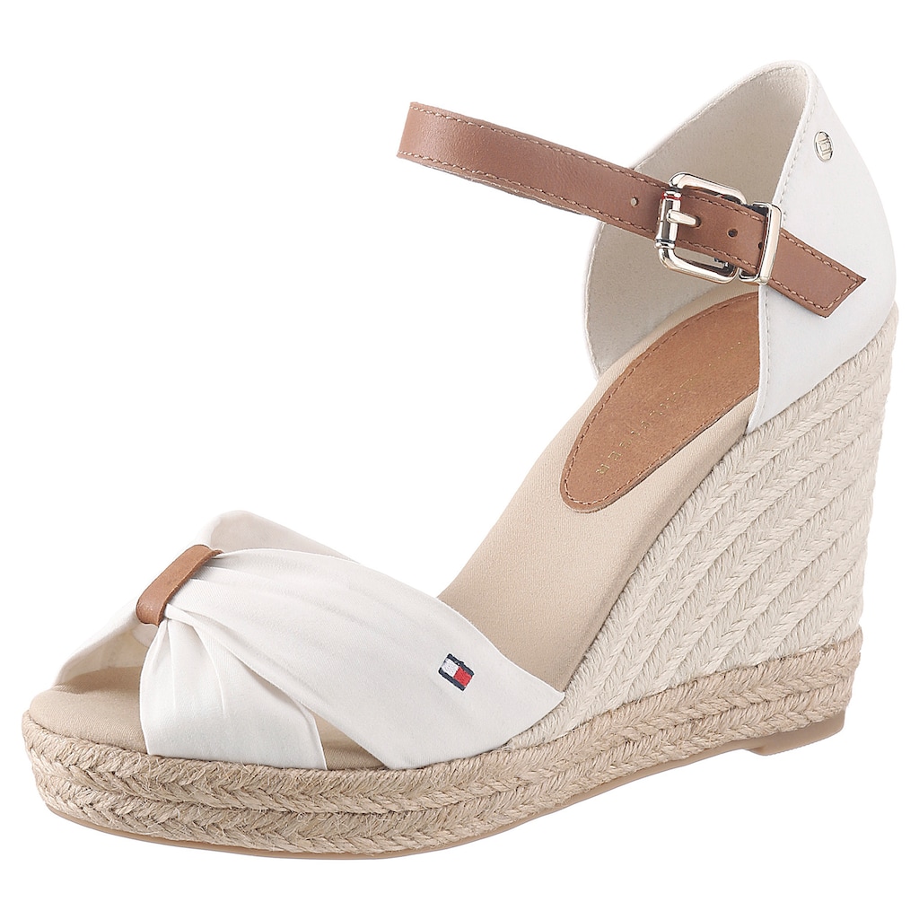 Tommy Hilfiger High-Heel-Sandalette »BASIC OPENED TOE HIGH WEDGE«, Sommerschuh, Sandale, Keilabsatz, mit dezenter Flagstickerei