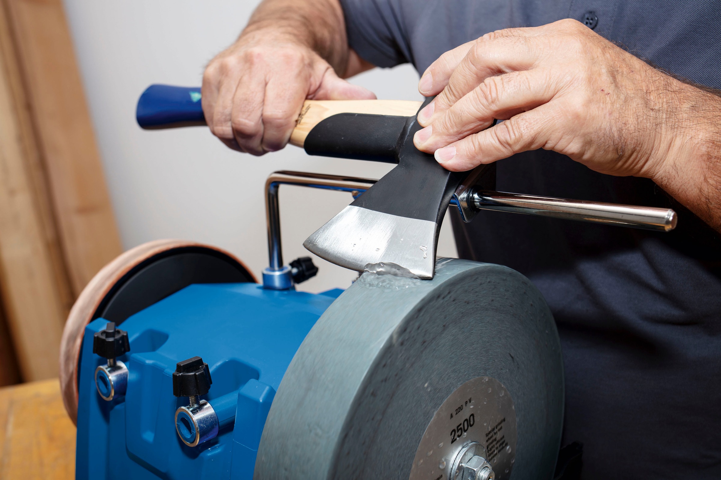 Thumbnail - Scheppach Nass-Trockenschleifer "TIGER 7000S -Homekit" 200W, 250mm Korund-Schleifstein, 115min-1 inkl. Homekit-Zubehör