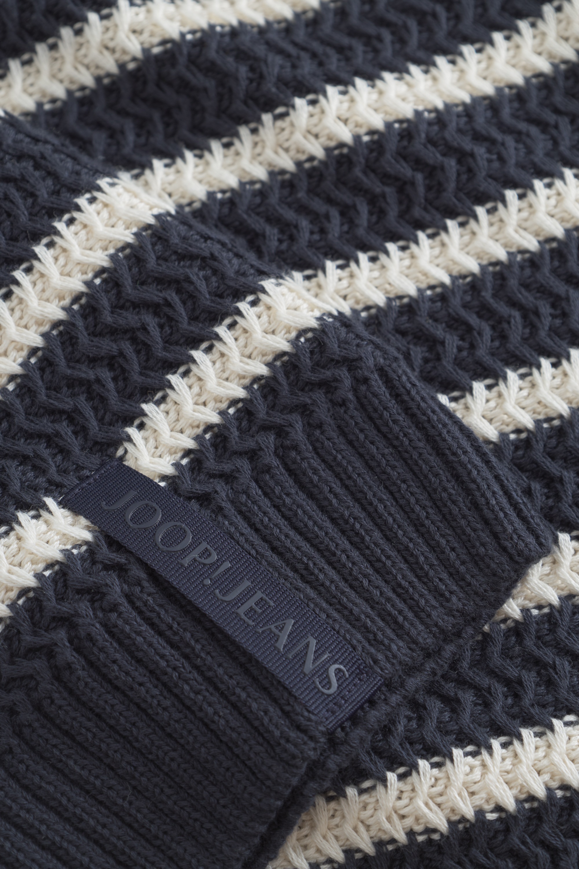 Joop Jeans Rundhalspullover »Gerono«, Strickmuster, Patch seitlich am Rumpf