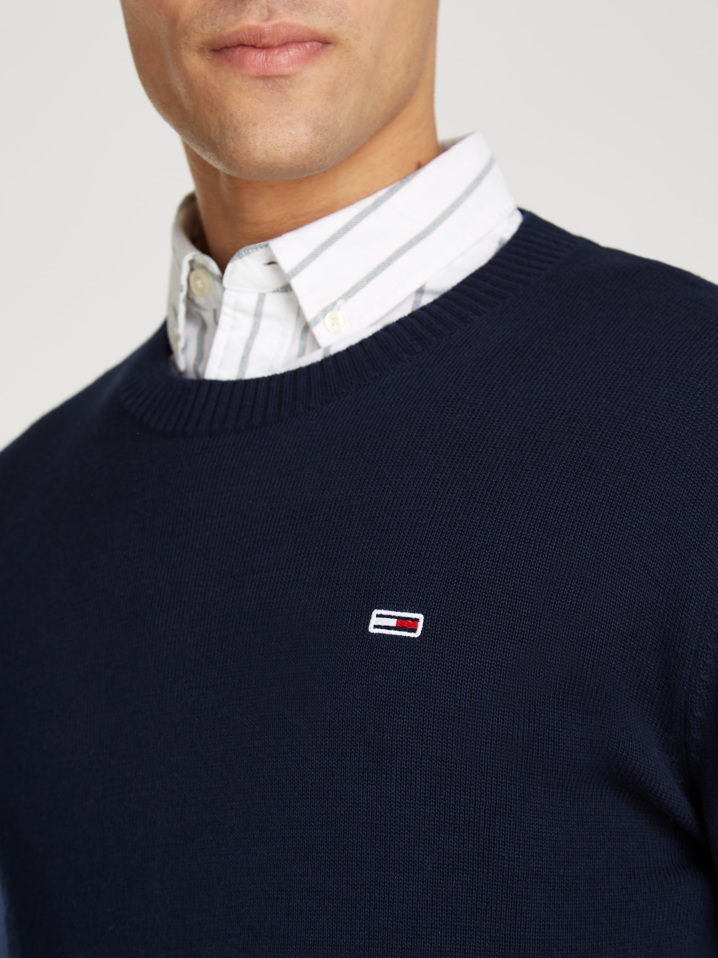 Tommy Jeans Rundhalspullover »TJM SLIM ESSENTIAL LIGHT SWEATER«, mit Flag-Patch