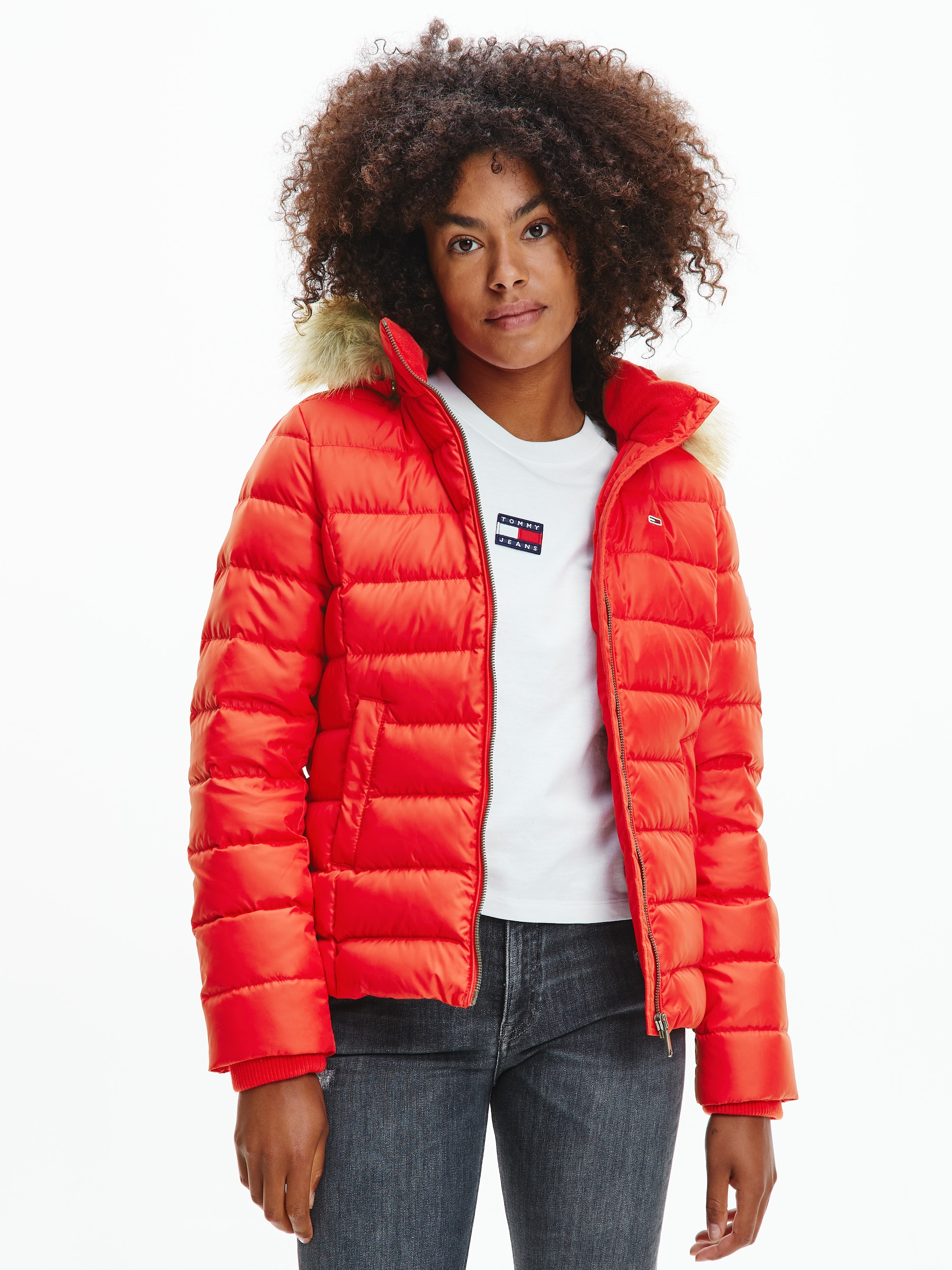 Tommy Jeans Daunenjacke "BASIC HOODED DOWN JACKET", mit Kapuze, mit Fellimitat an der Kapuze & Tommy Jeans Logo-Flag