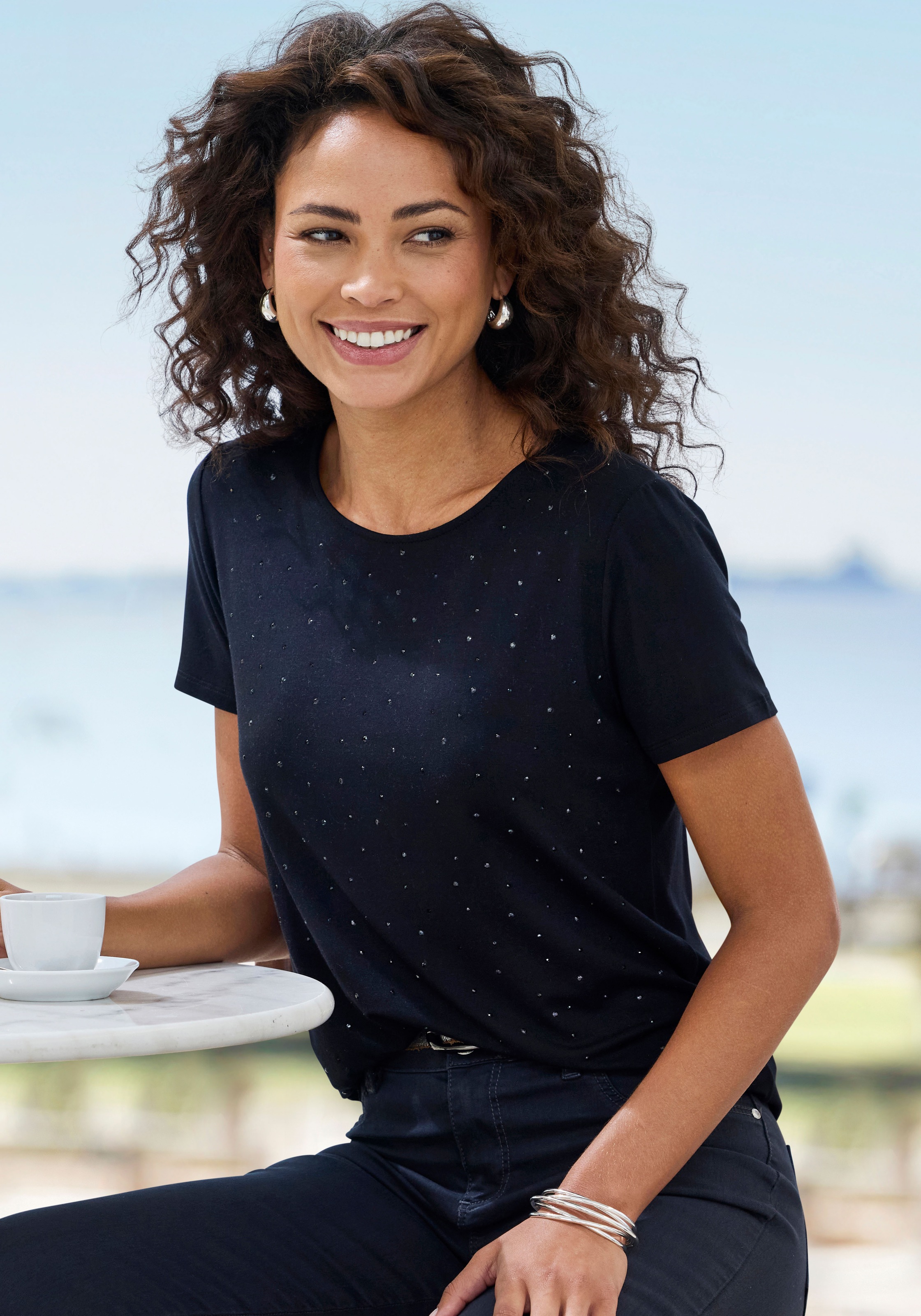 LASCANA T-Shirt "mit funkelnden Strass-Steinen vorn", aus weichem Viskose-S günstig online kaufen