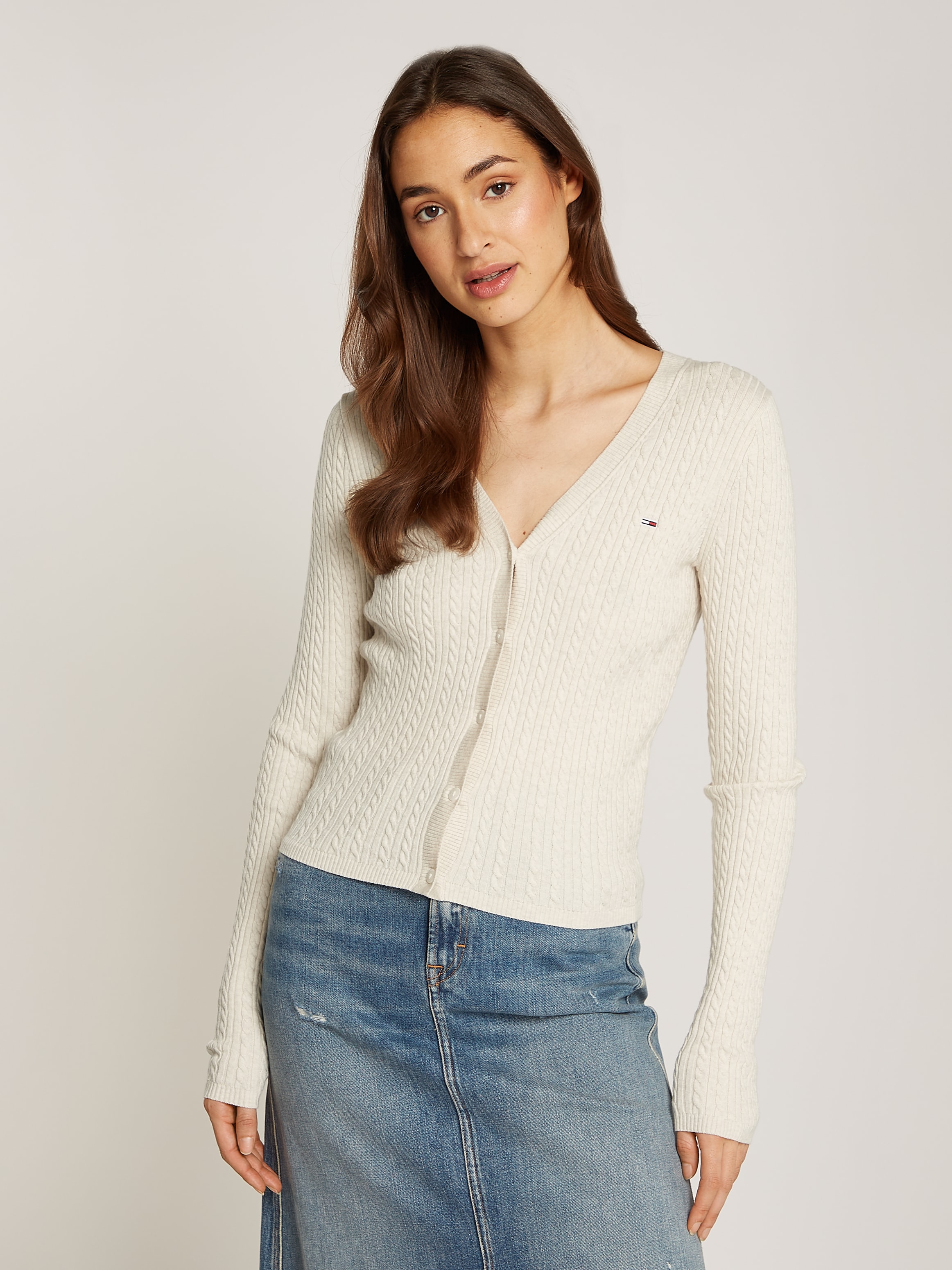 Tommy Jeans Strickjacke "TJW CABLE ESSENTIAL CARDIGAN", mit Zopfmuster, Logostickerei