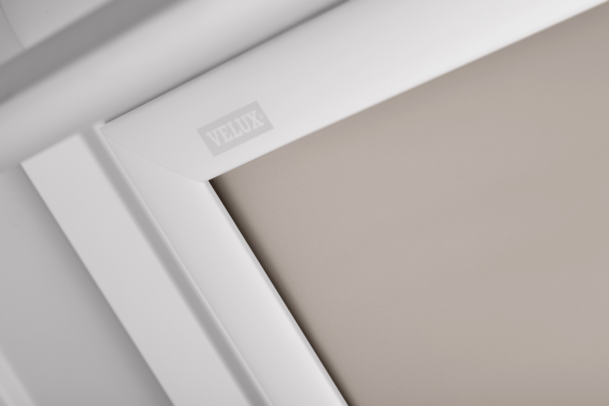 VELUX Verdunklungsrollo »DKL C04 1085SWL«, verdunkelnd, Verdunkelung, ohne Bohren, in Führungsschienen, weiße Führungsschienen & Griffleiste
