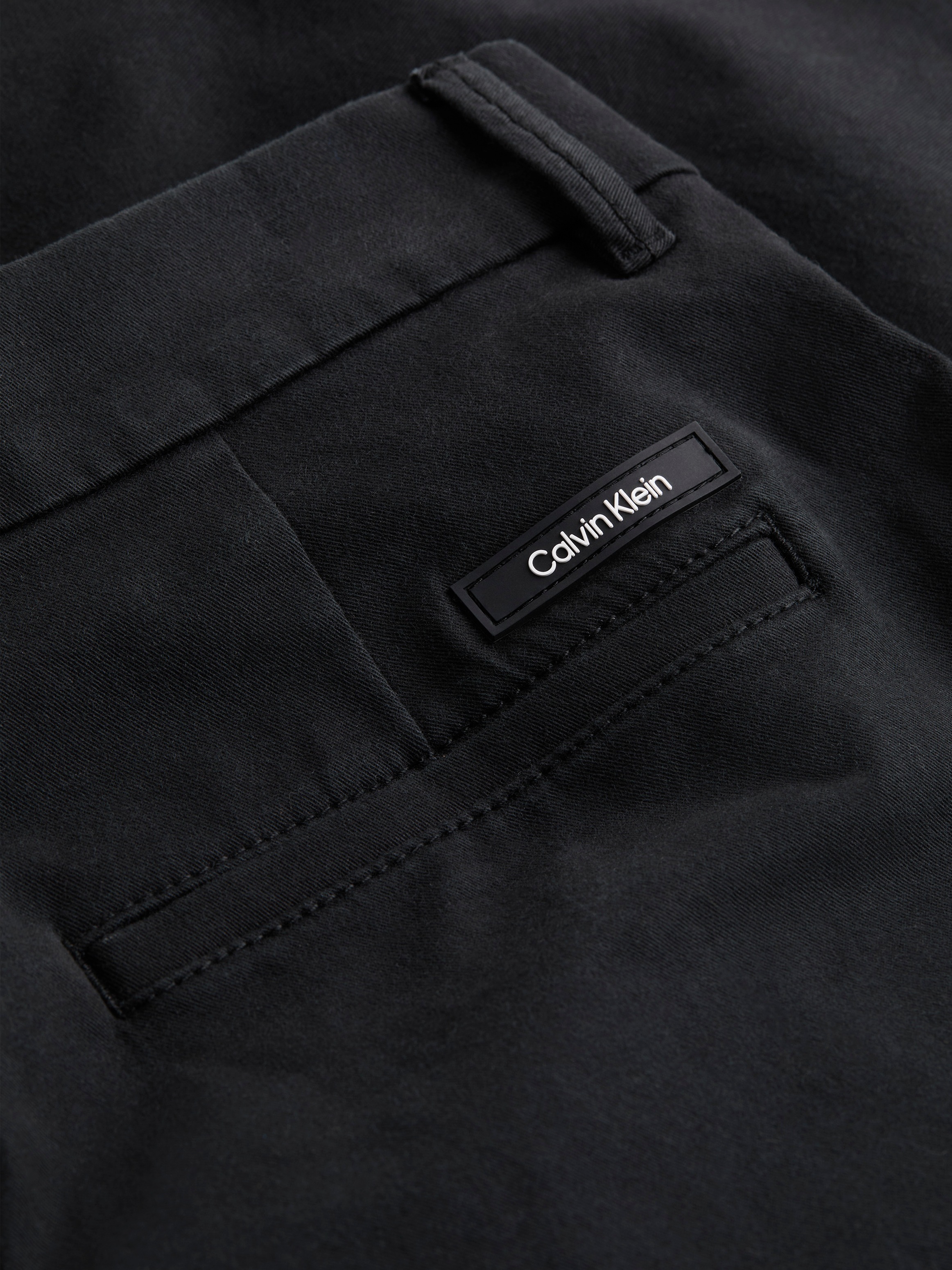 Calvin Klein Chinoshorts »MODERN TWILL SLIM CHINO SHORT«, mit Logo-Patch