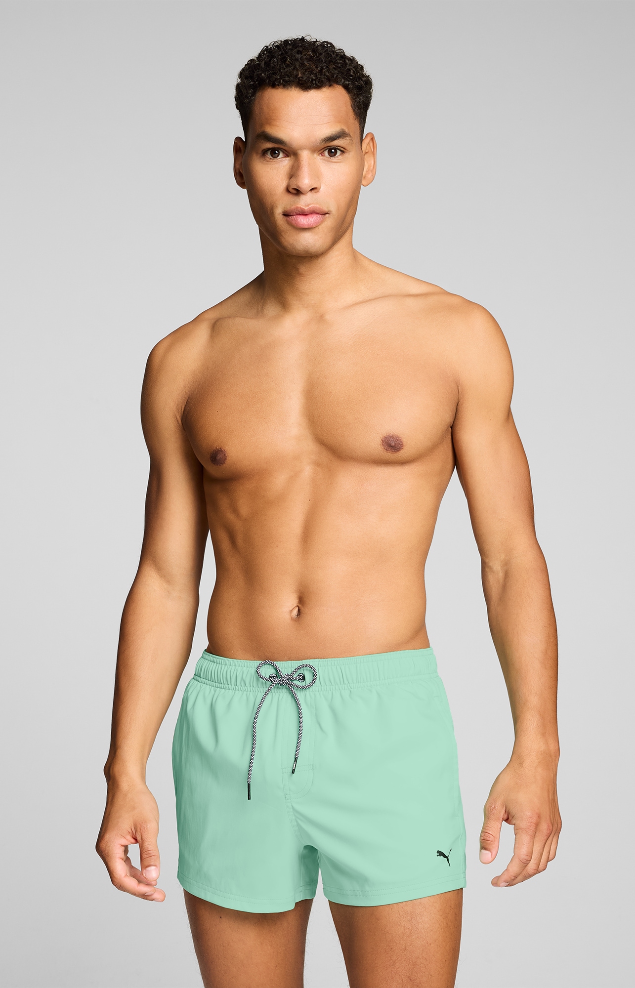 PUMA Badeshorts "PUMA SWIM MEN SHORT LENGTH SWIM SHORTS" mit seitlichen Eingriff-Taschen, Gesäßtasche mit Klettverschluss