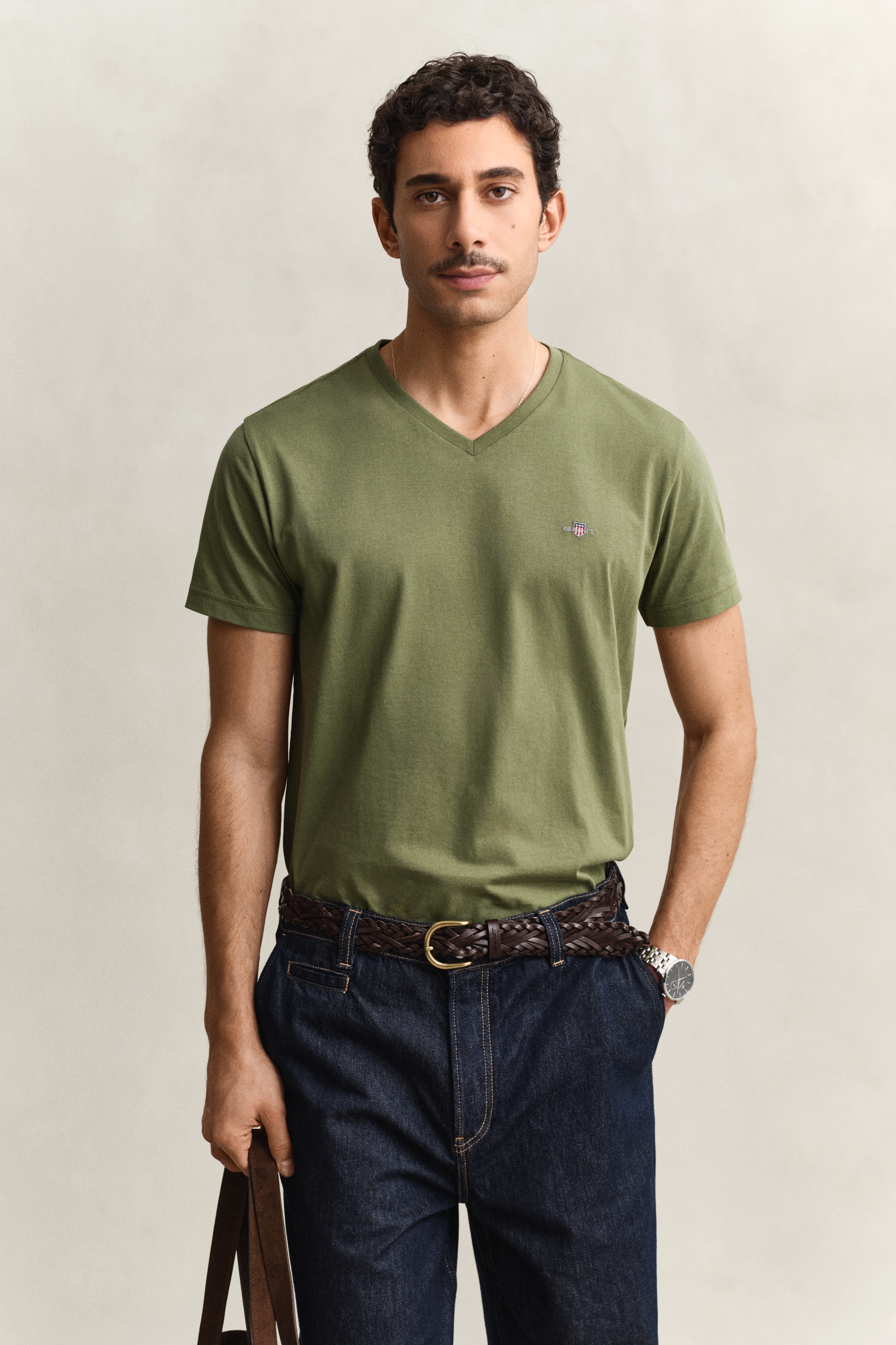 Gant T-Shirt "SLIM SHIELD V-NECK T-SHIRT" mit einer kleinen Logostickerei a günstig online kaufen