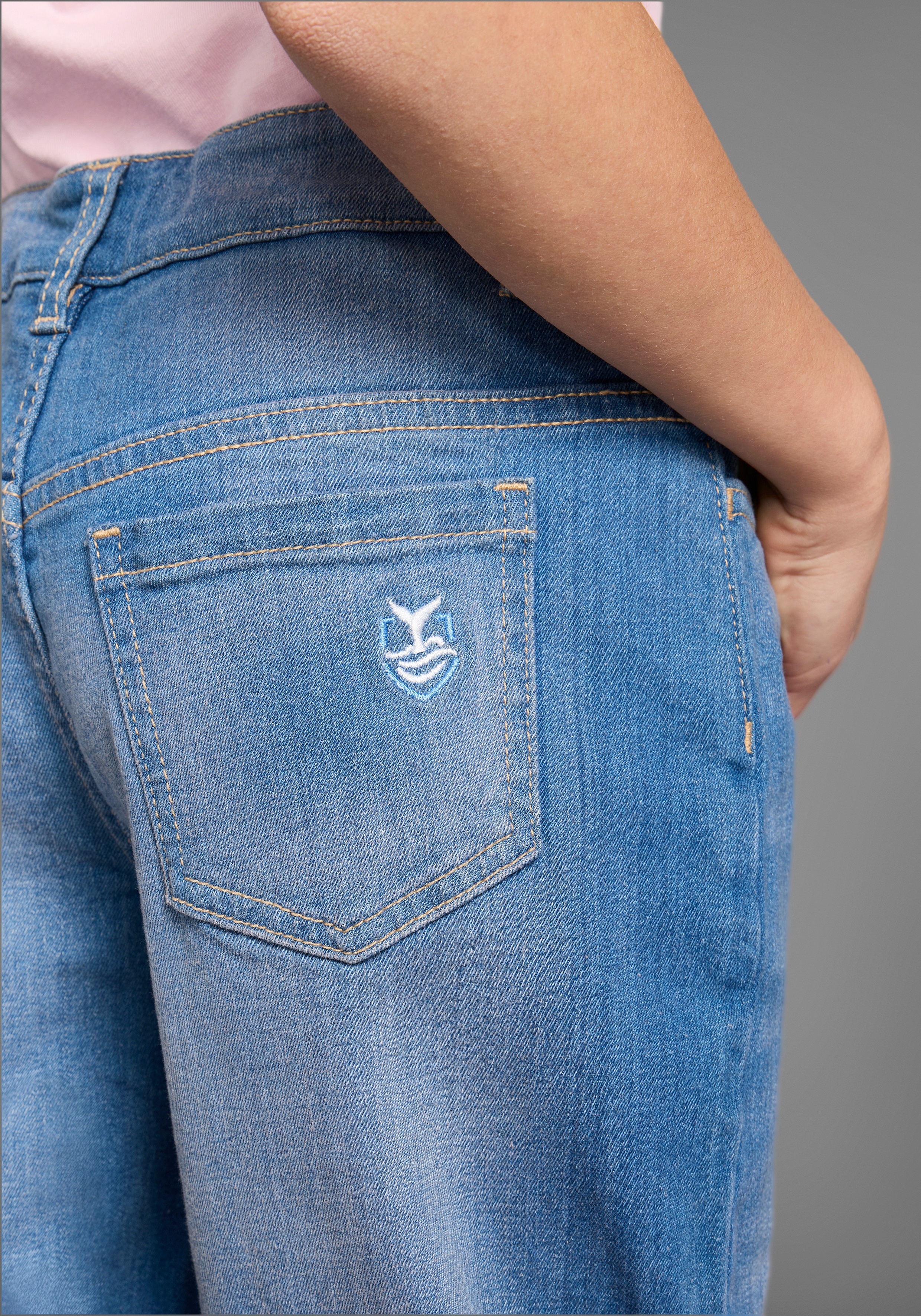 Thumbnail - DELMAO Loose-fit-Jeans "Mädchenjeans in weiter Form" Weite Jeans mit Logo-Stickerei