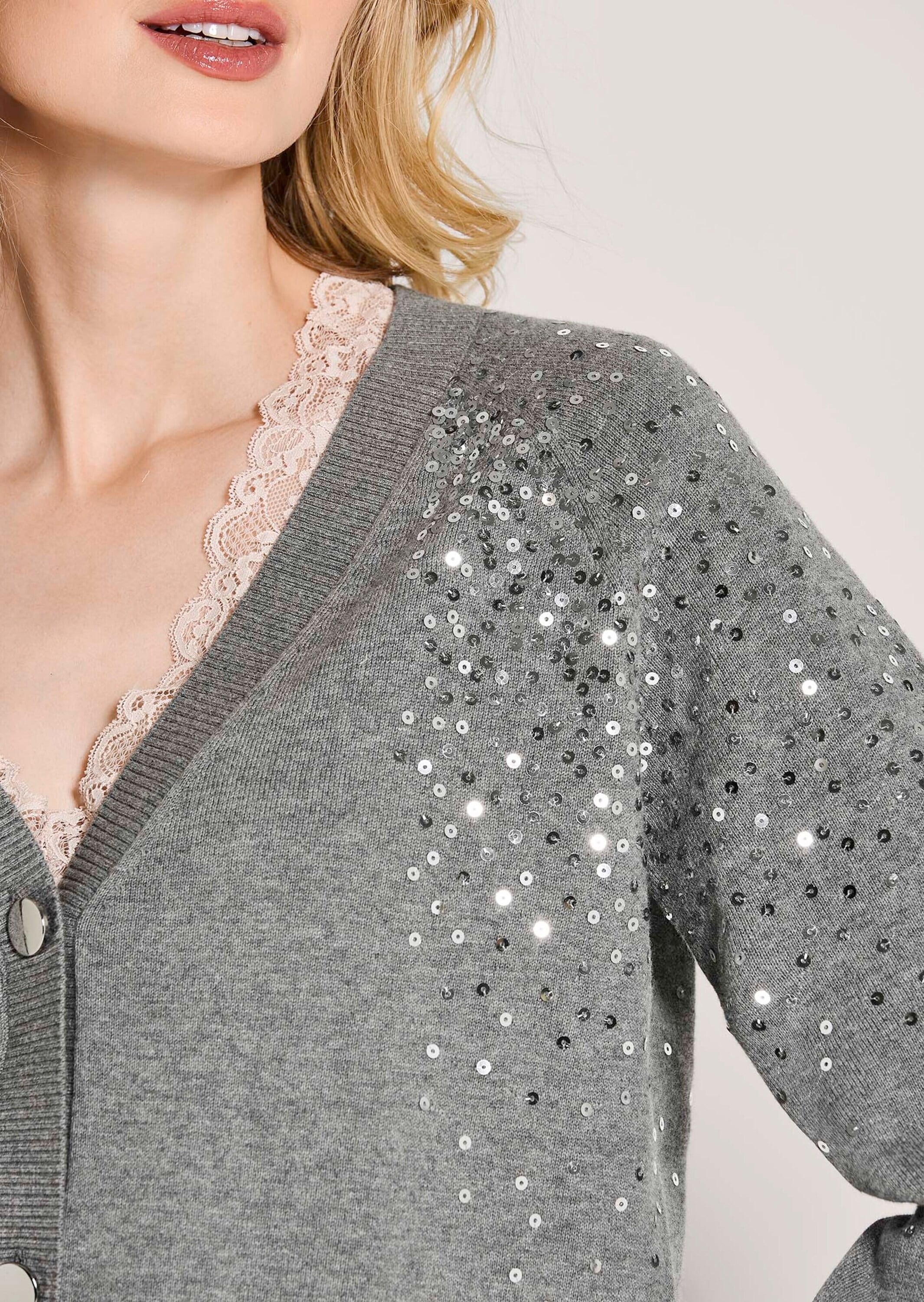 MADELEINE Strickjacke »Strickjacke Elegante Feinstrickjacke mit V-Ausschnitt«