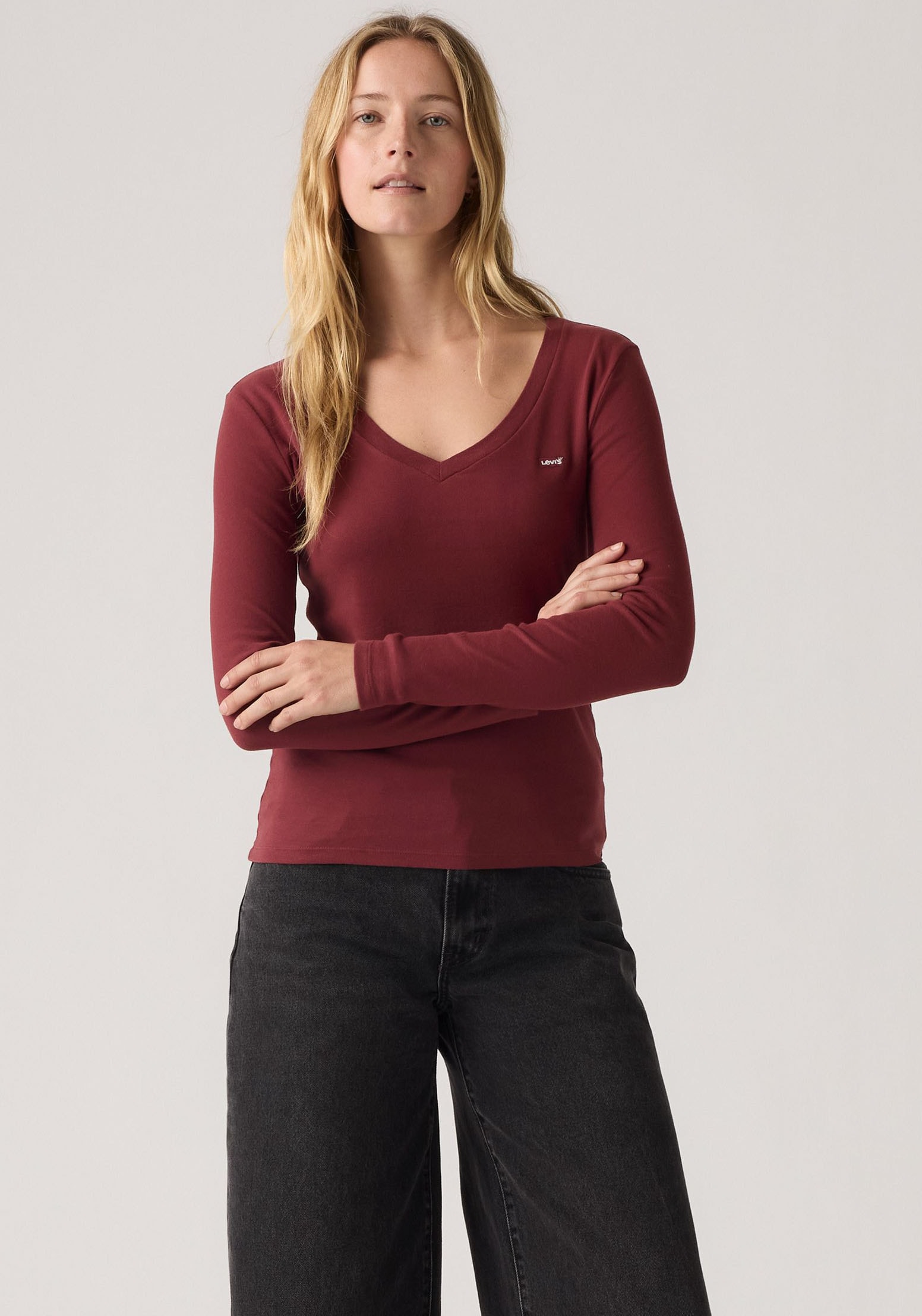 Levis Langarmshirt "ESSENTIAL HM LS VNECK", mit Logo Stickerei günstig online kaufen