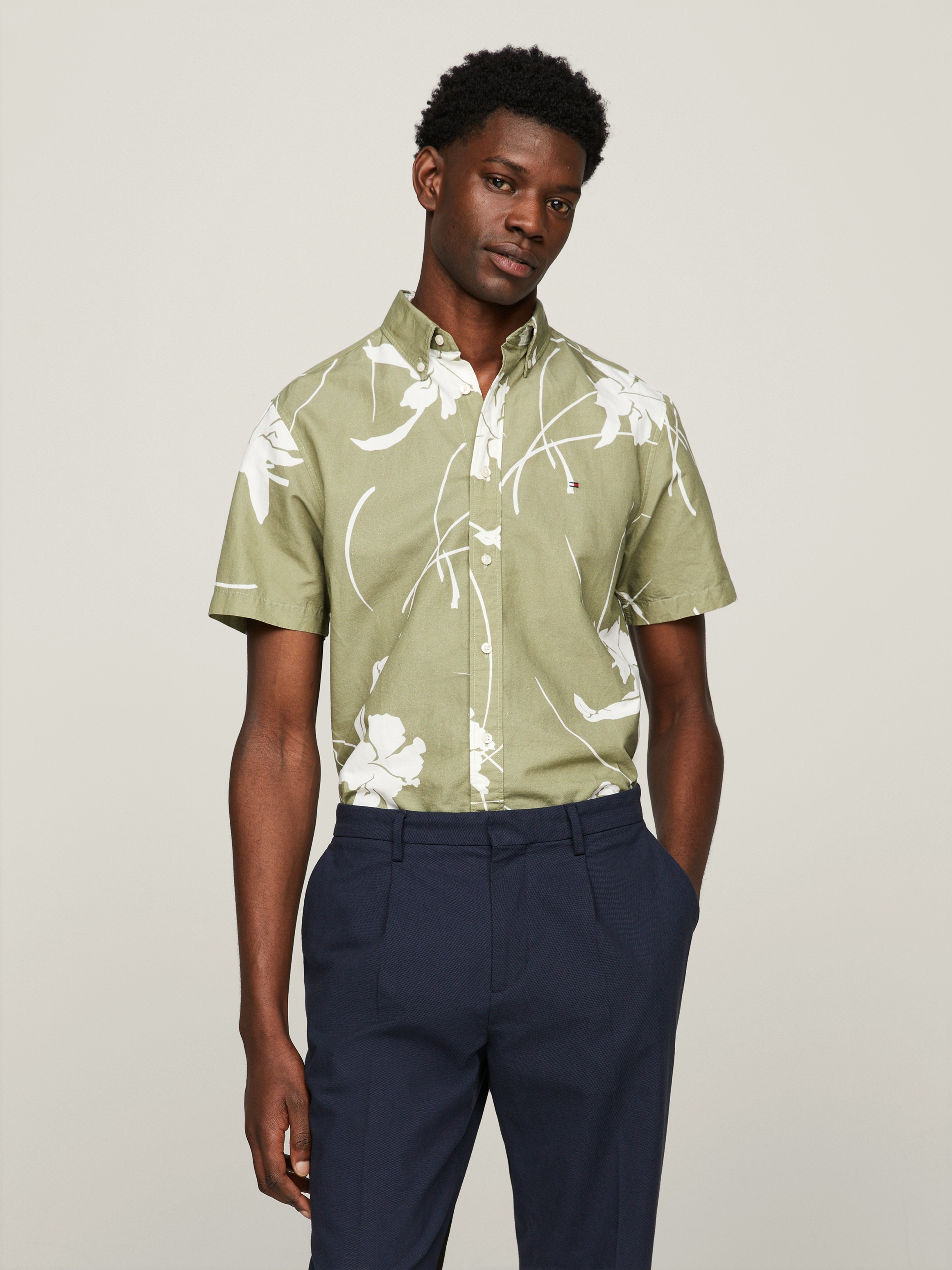 Tommy Hilfiger Kurzarmhemd »LARGE TROPICAL PRT SHIRT«, kontrastfarbener Blumenprint