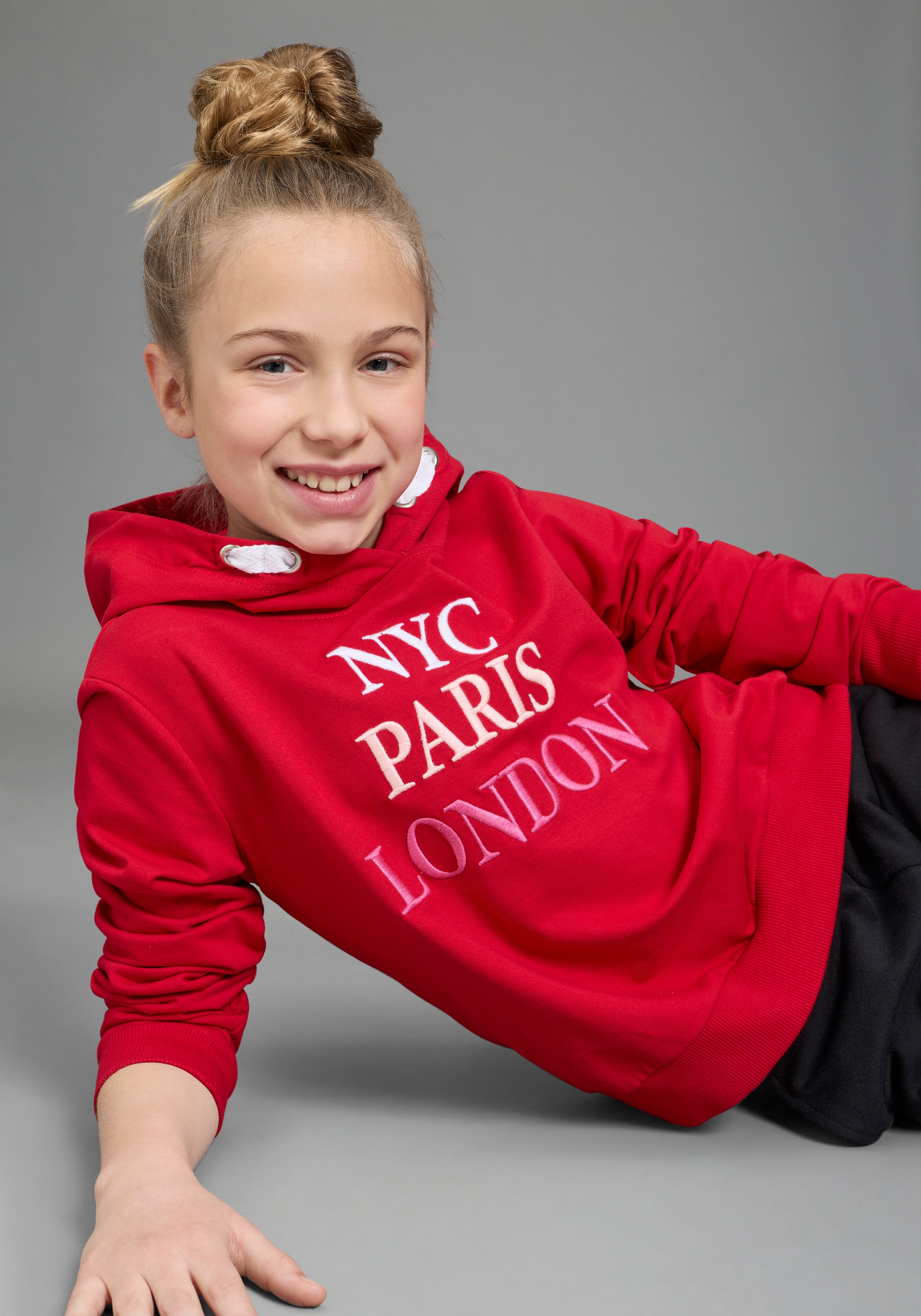 KIDSWORLD Kapuzensweatshirt "NYC Paris London - Stickerei", Langarm, gerade Passform, bedruckt, Kapuze, aus Baumwolle
