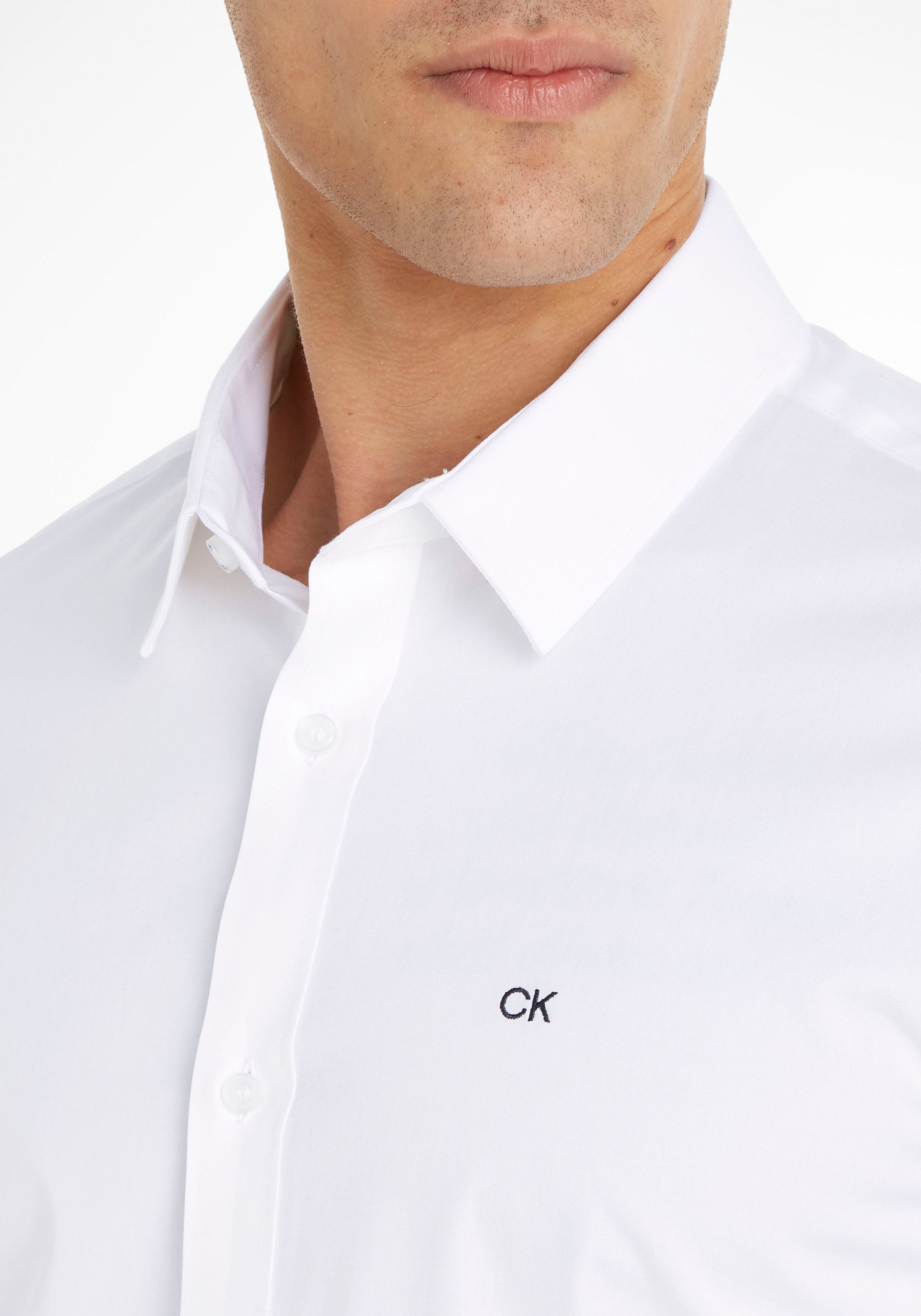 Calvin Klein Businesshemd »STRETCH SLIM SHIRT«, bestellen Logo ▷ POPLIN Brust BAUR der auf mit | Klein Calvin