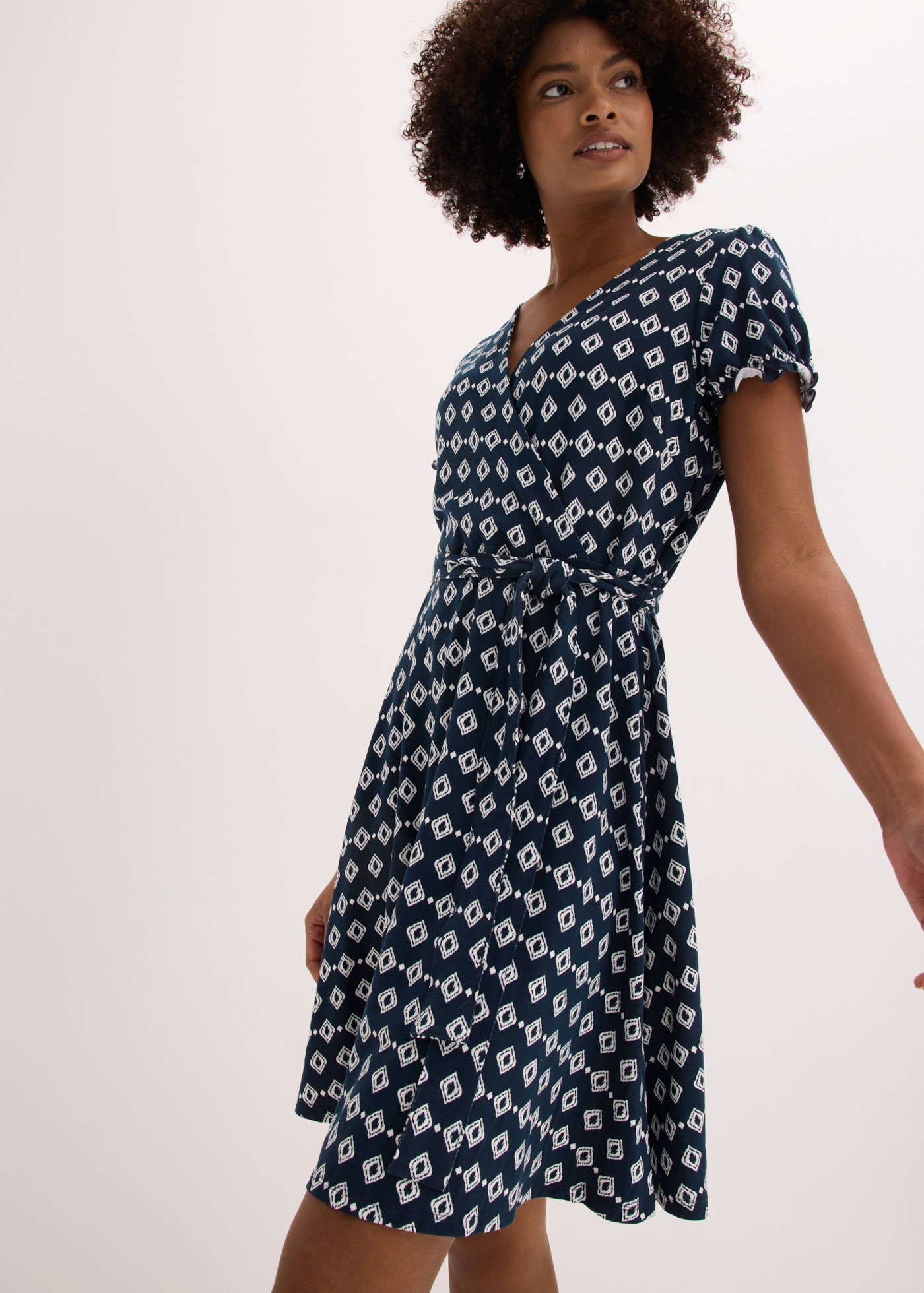 bonprix Jerseykleid ausgestellte Passform, figurumspielendes Design, mit Allover-Print