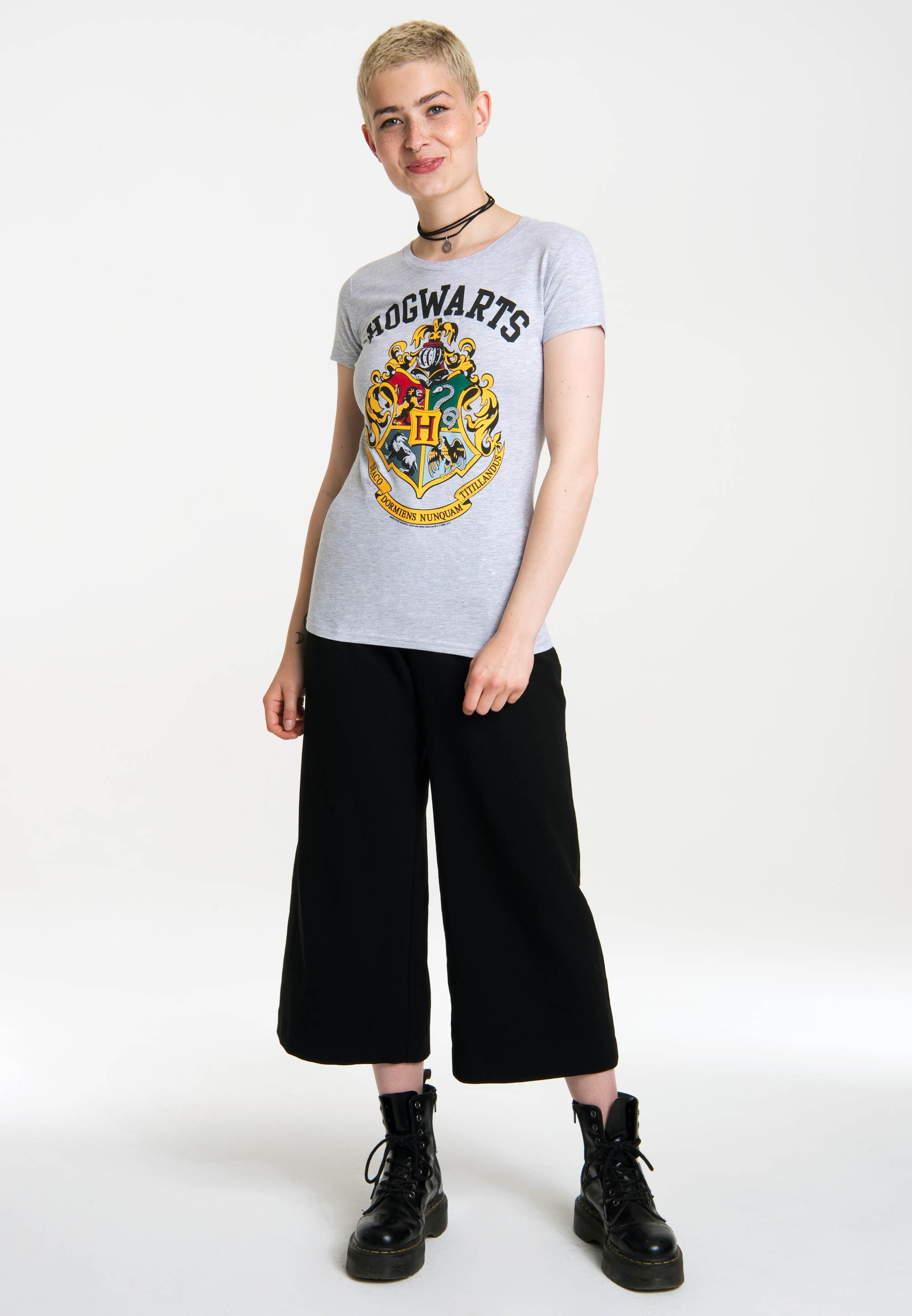 LOGOSHIRT T-Shirt »Hogwarts Logo«, mit coolem Print