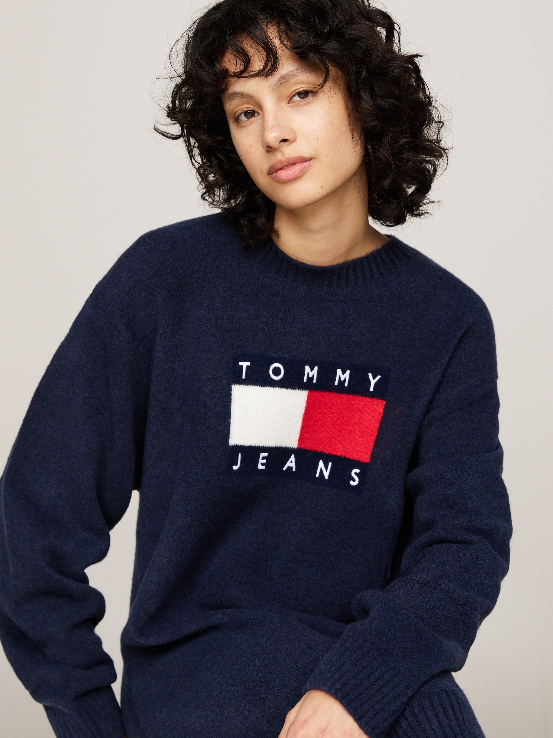 Tommy Jeans Curve Strickkleid »TJW MLNGE FLAG SWEATER DRESS EXT«, in Großen Größen, mit Wollanteil & Elasthan, Logo-Flag