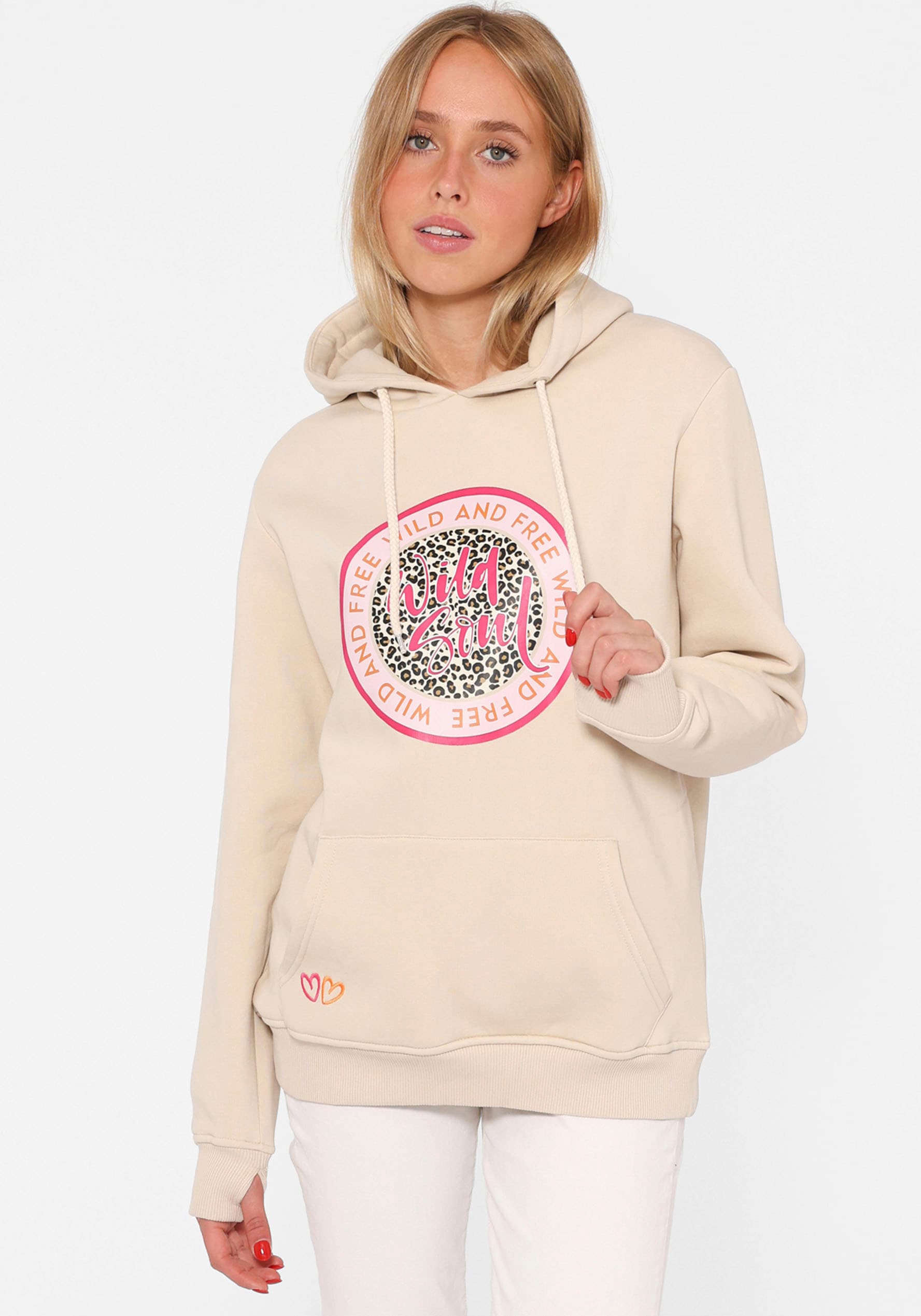 Zwillingsherz Hoodie, mit "Wild and Free"-Aufdruck im Leo-Design und gestickten Herzen