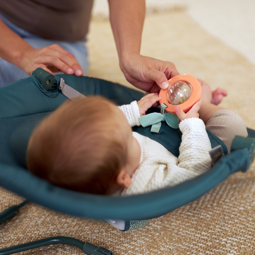 ingenuity Babywippe »Stow & Go™ Compact Folding Bouncer« bis 9 kg mit Vibration
