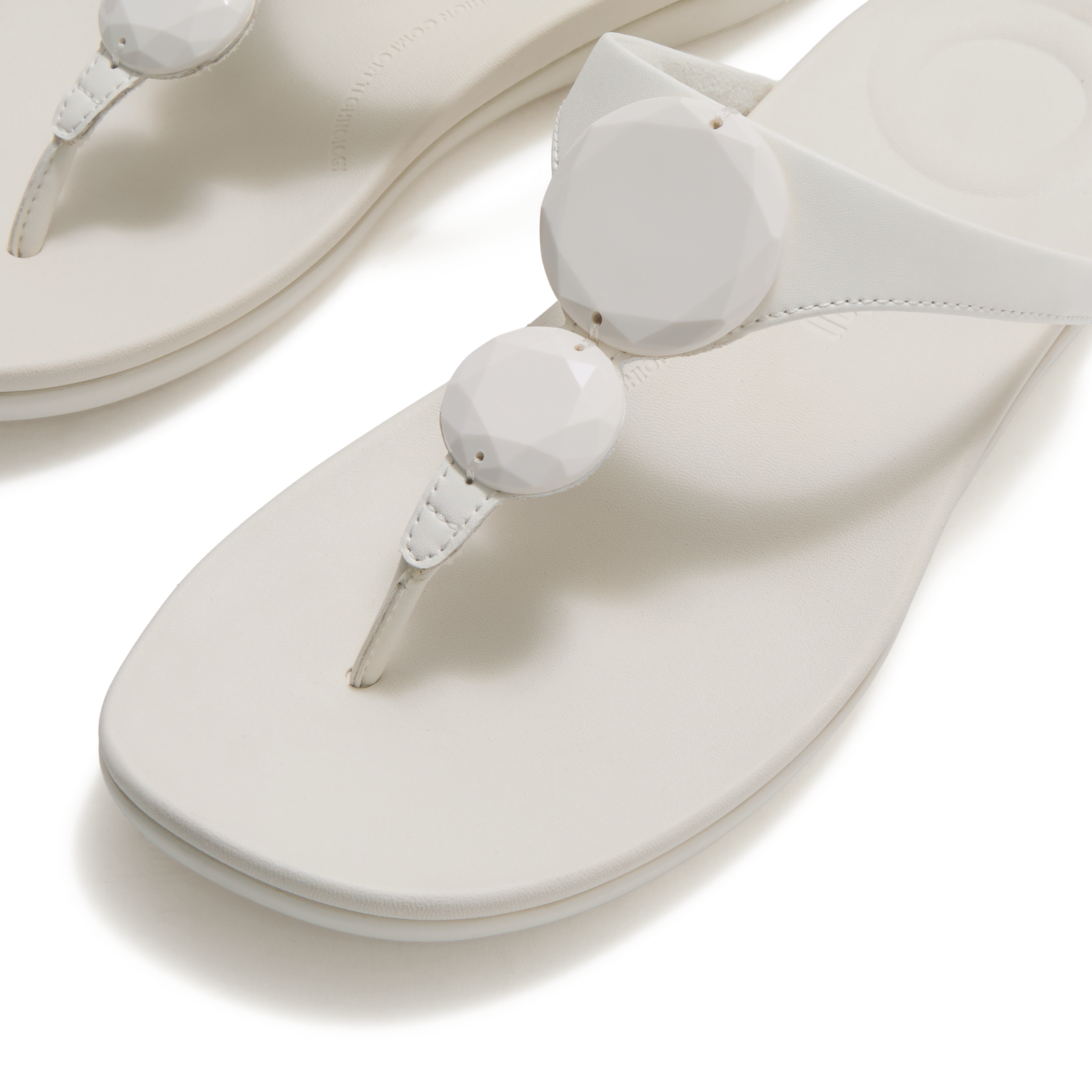 Fitflop Zehentrenner »SOLAY GLOSSY-DISC TOE-POST SANDALS«  Dianette, Sommerschuh mit Metallic Detail