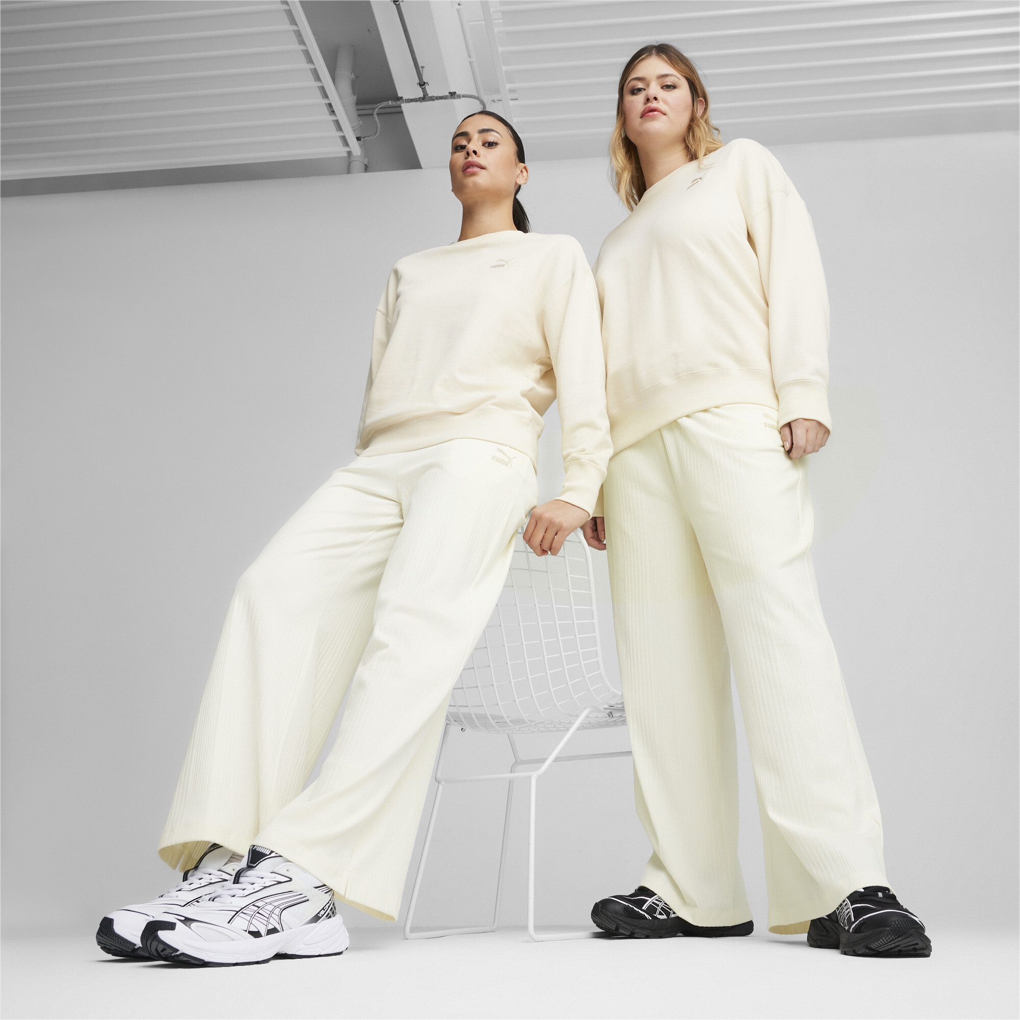 PUMA Sporthose »CLASSICS Relaxed Gerippte Jogginghose Damen«