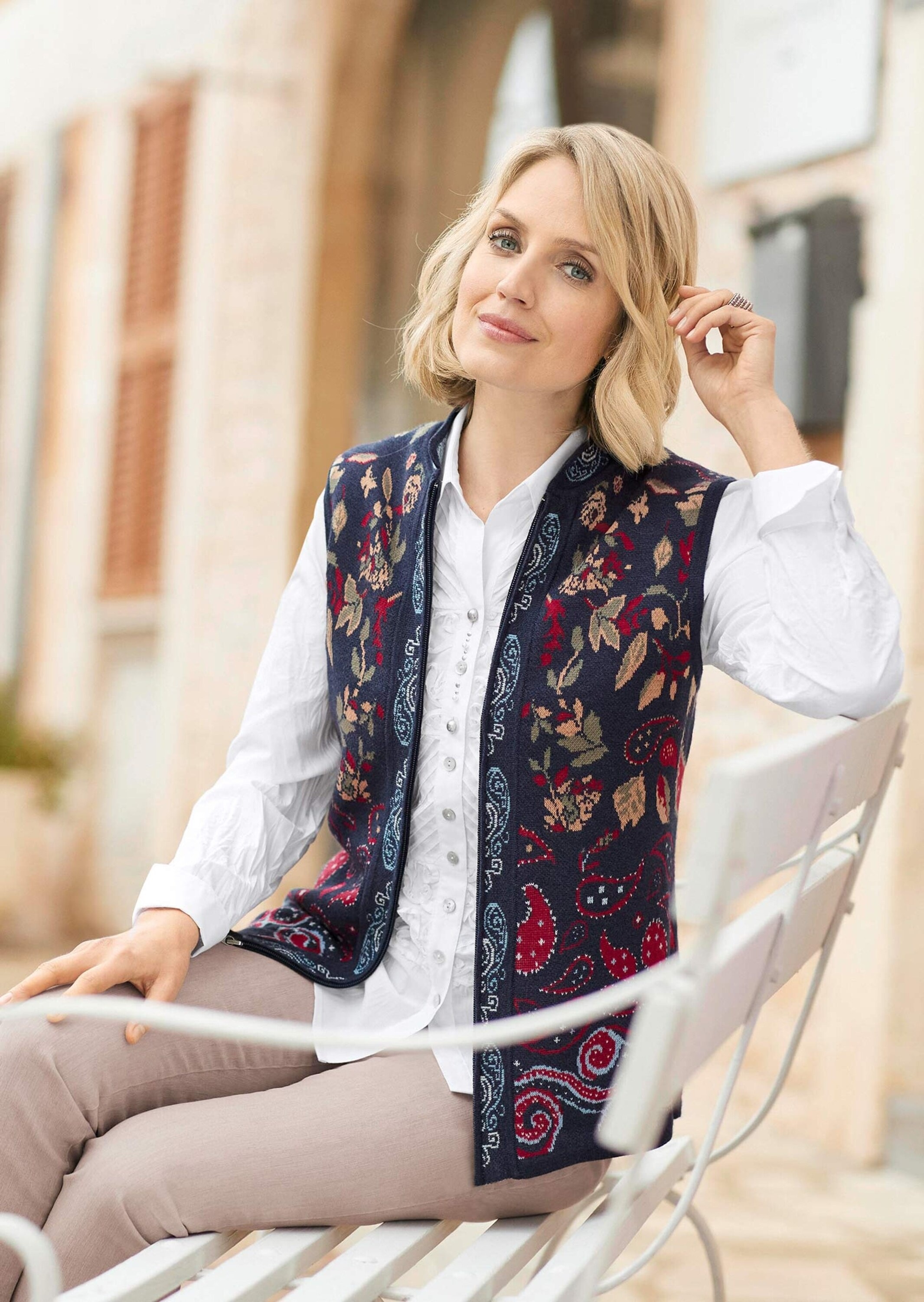 GOLDNER Strickjacke »Kurzgröße Strickweste mit aufwändigem Jacquardmuster«