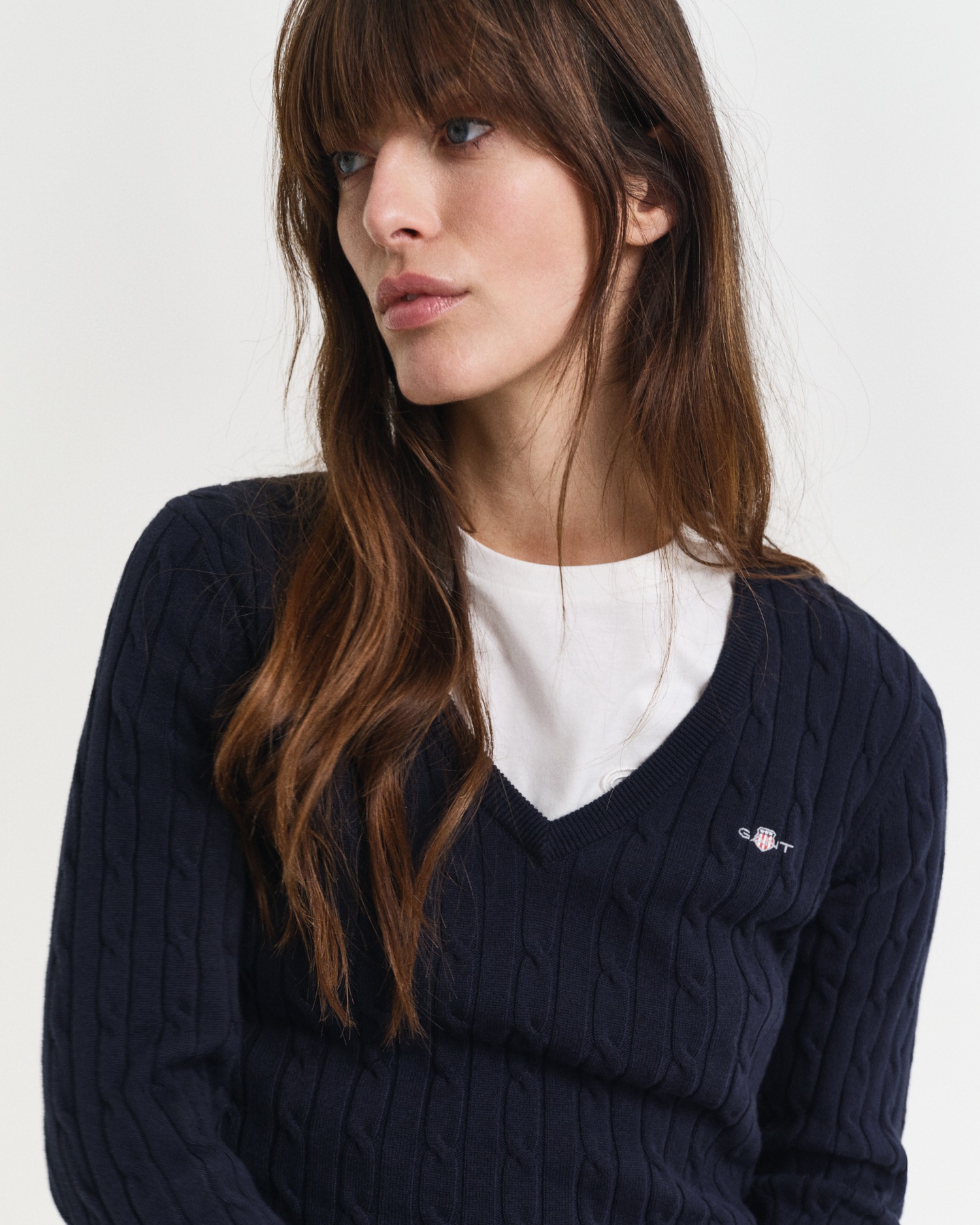 Gant Strickpullover »STRETCH COTTON CABLE V-NECK« mit Logostickerei auf der Brust