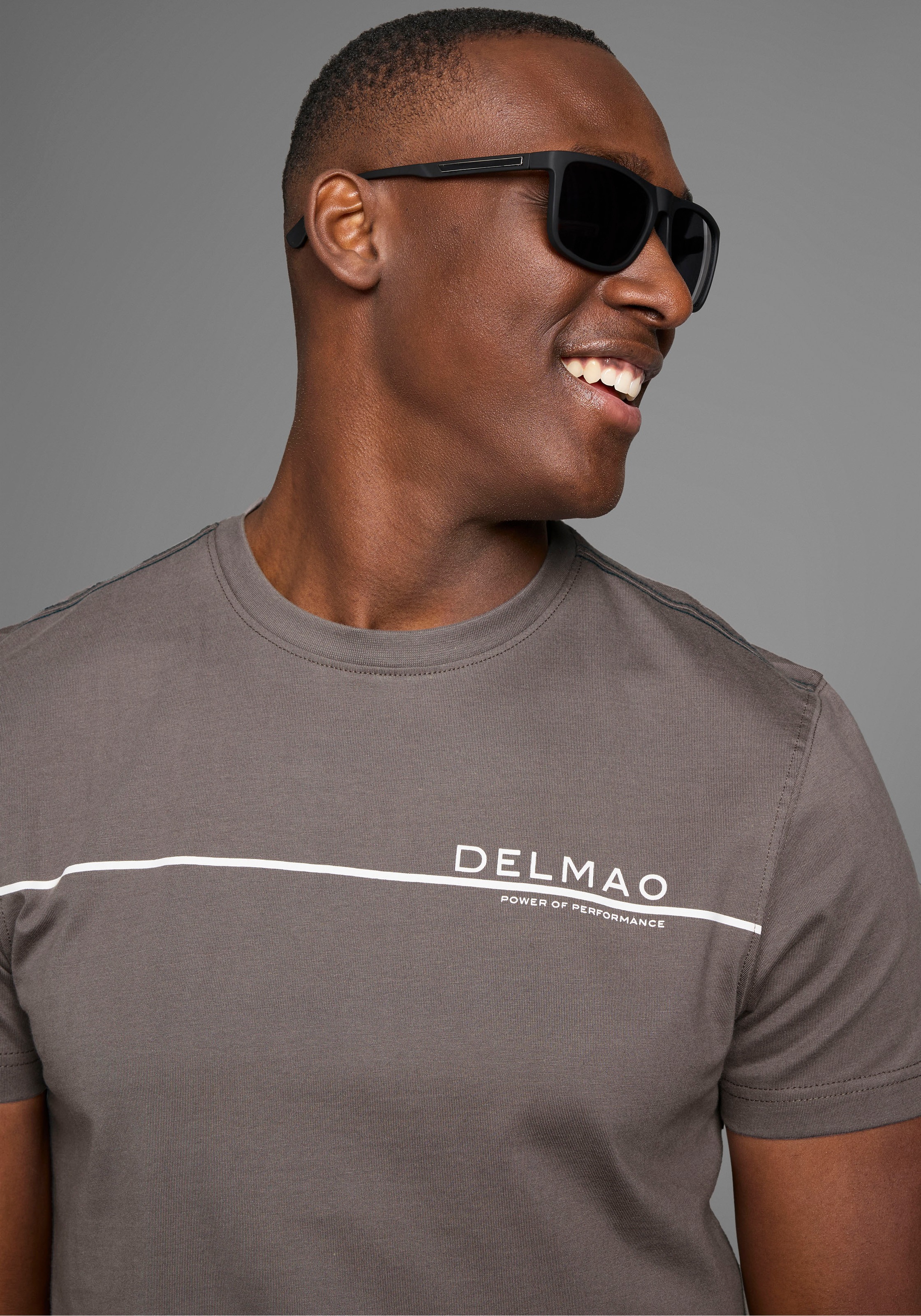 DELMAO T-Shirt, Kurzarm, mit coolem Print, Rundhalsausschnitt, aus 100% Baumwolle