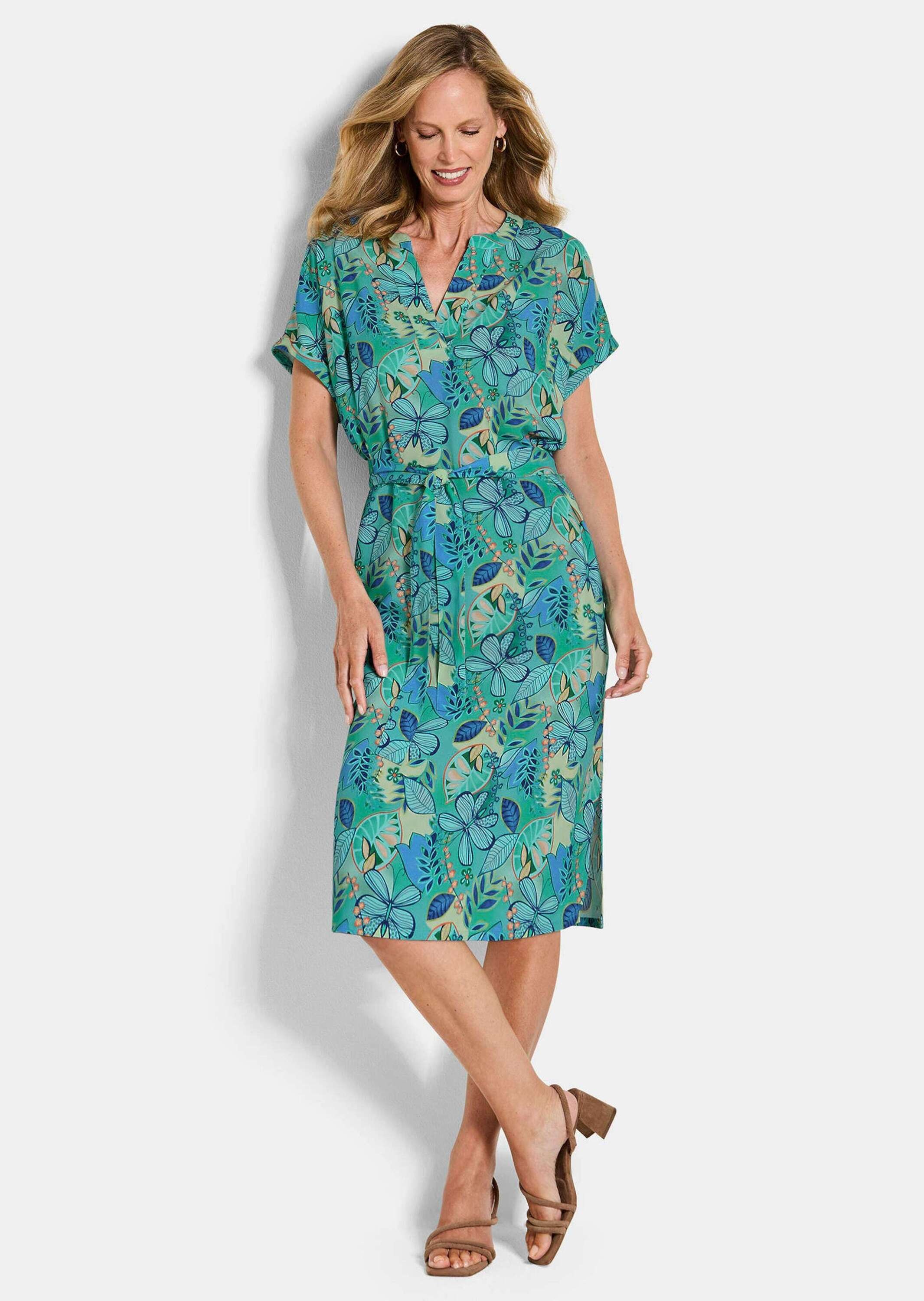 Sommerkleid GOLDNER "Kurzgröße Viskosekleid mit floralem Muster", Damen, Gr. 19, K-Gr, grün (salbei, gemustert), Obermaterial: 100% Viskose CV., tailliert, Kleider Sommerkleid, seitliche Eingrifftschen an der Seitennaht 2