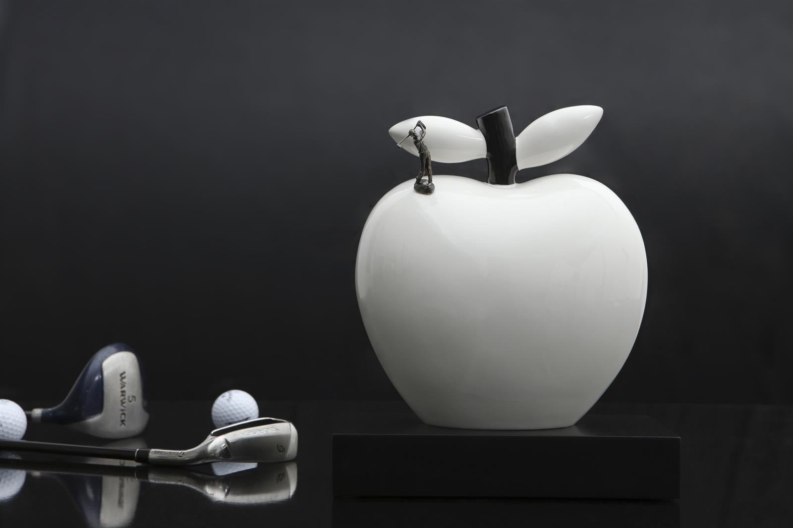 Goebel Dekofigur »Deko-Objekt Apfel "Hole in One" Studio 8 Art & Apple 28 cm weiß« Abwischbar