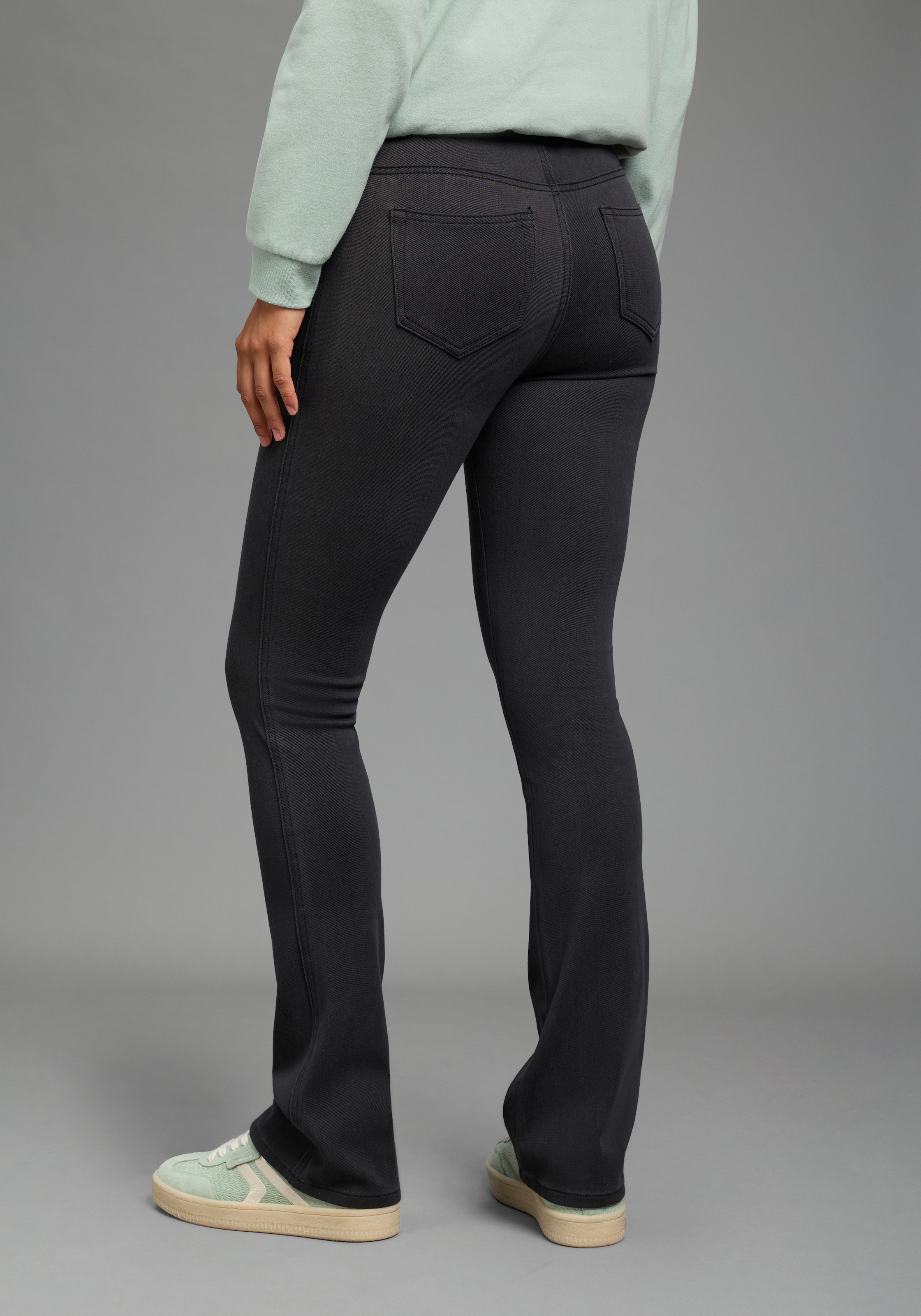 Arizona Jeansjeggings »im 4 Way Stretch, Quer- und Längselastisch, Bootcut« sehr schmale Passform, Bootcut-Beinform, normale Leibhöhe