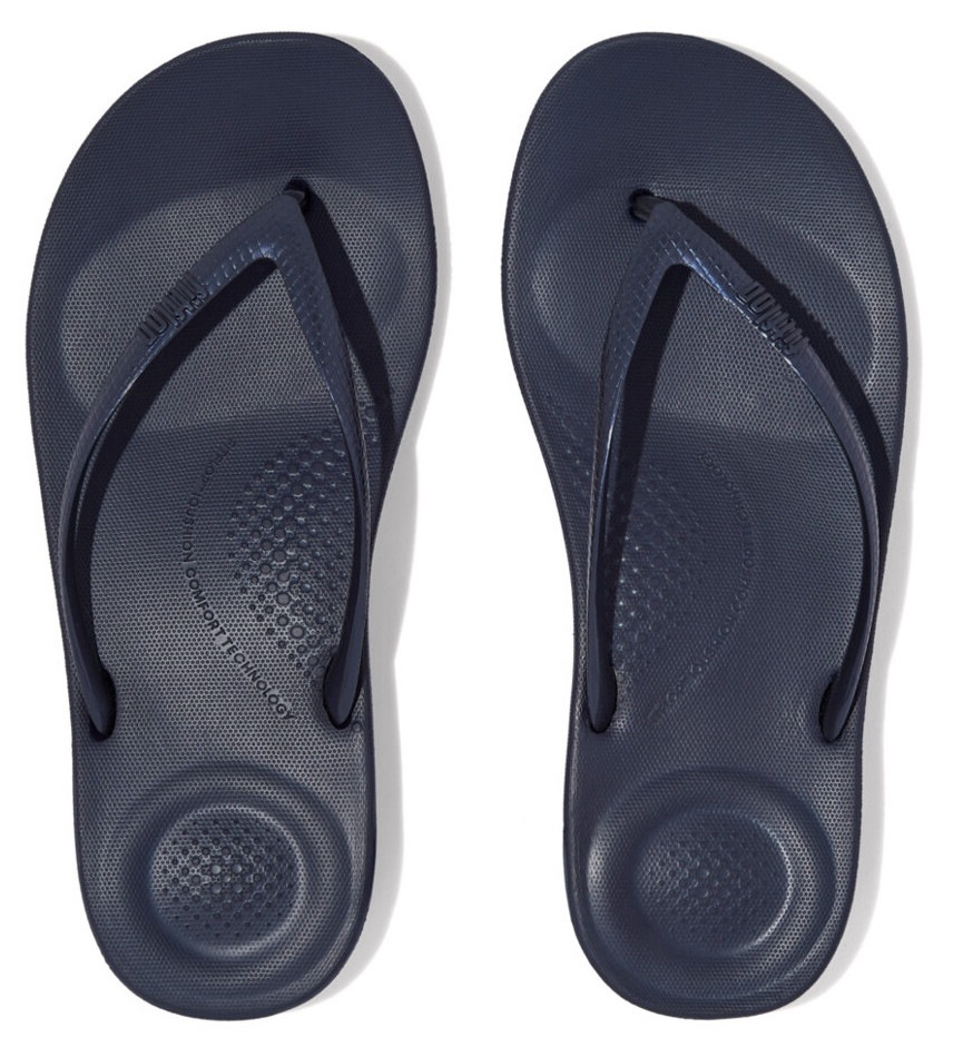 Fitflop Zehentrenner »IQUSHION ERGONOMIC FLIP-FLOPS«, Keilabsatz, Sommerschuh, Schlappen mit weichem Zehensteg