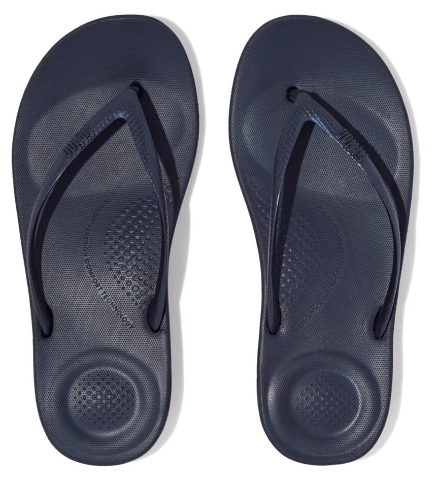 Fitflop Zehentrenner "IQUSHION ERGONOMIC FLIP-FLOPS", Keilabsatz, Sommerschuh, Schlappen mit weichem Zehensteg