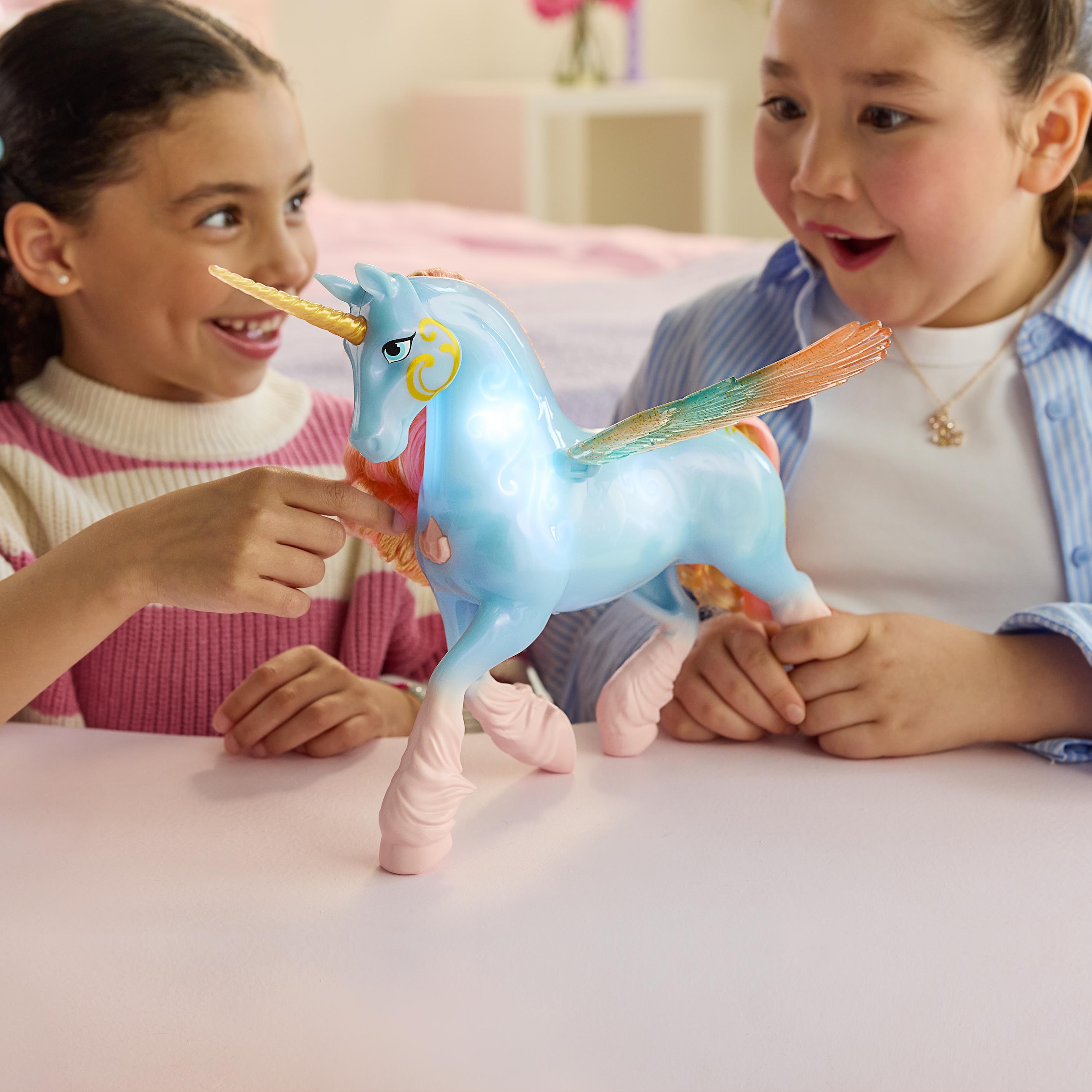 Spin Master Anziehpuppe »Unicorn Academy - Glow Magic Skywind, interaktives Einhorn« mit Licht und Sound