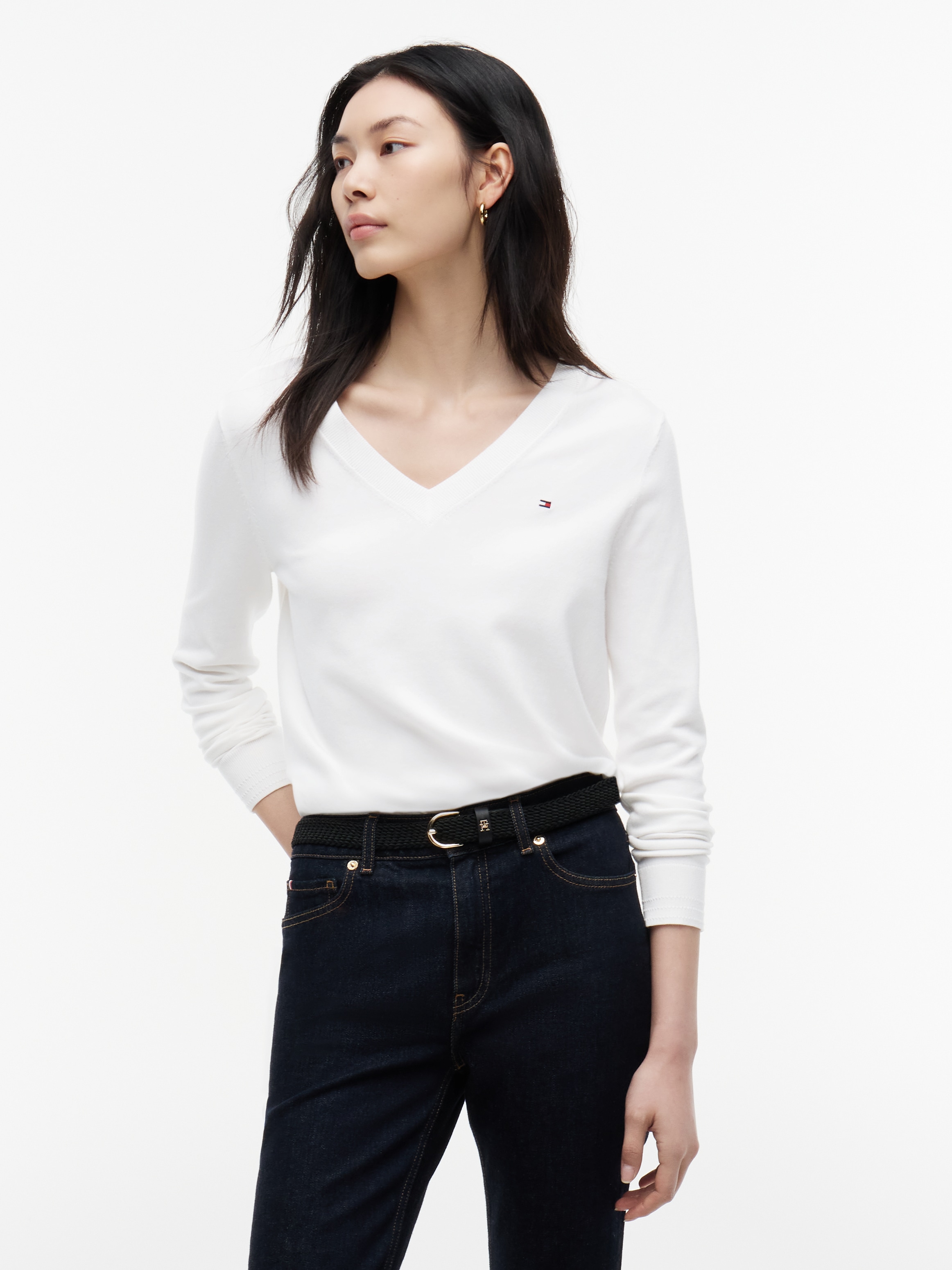 Tommy Hilfiger V-Ausschnitt-Pullover "CO JERSEY STITCH V-NK SWEATER" Kontrastfarbene Streifen im Ausschnitt und Logo Stickerei am Ärmel