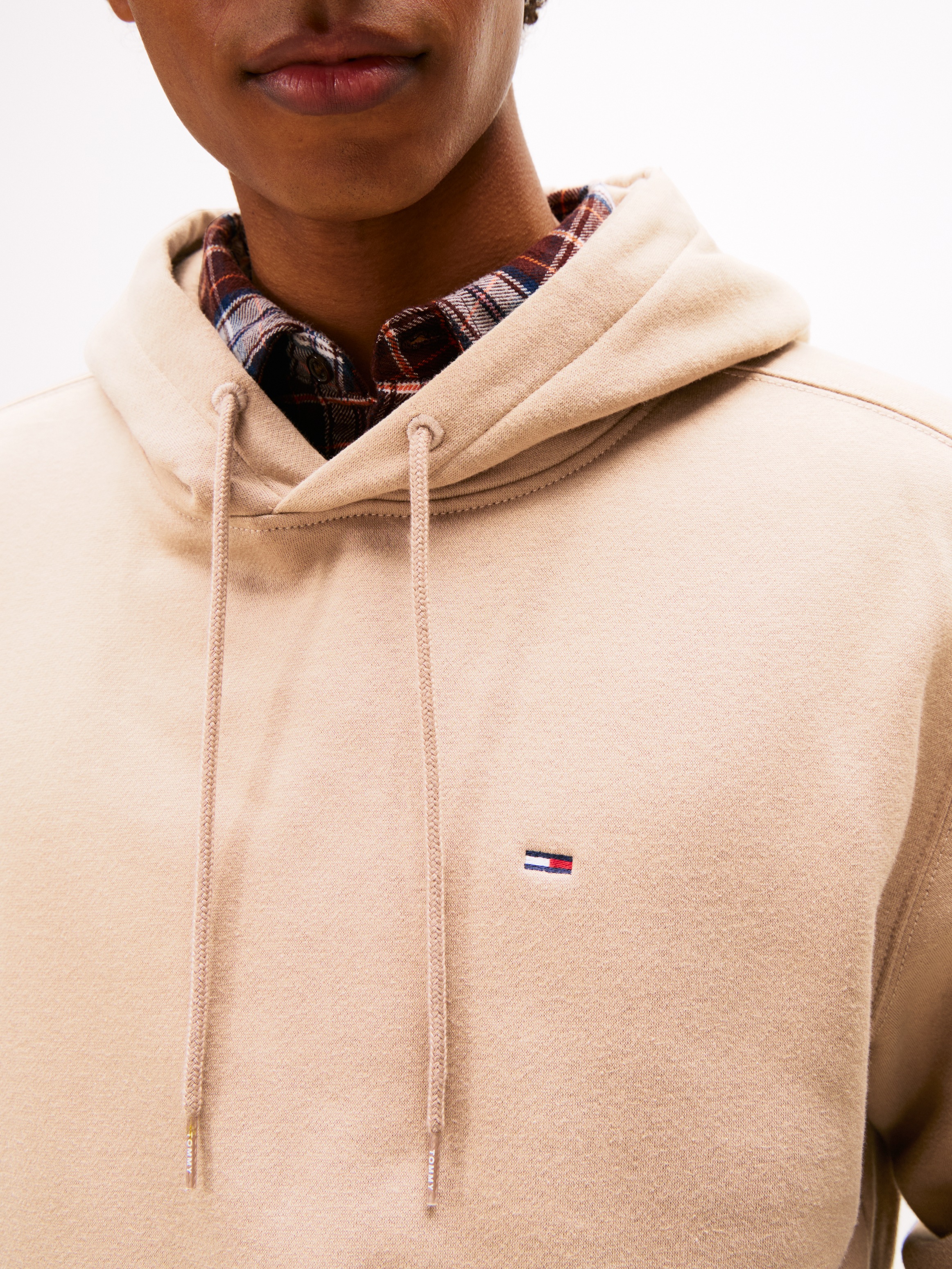 Tommy Jeans Hoodie "TJM REGULAR FLAG", mit bestickten Markenlogo auf Brusth günstig online kaufen