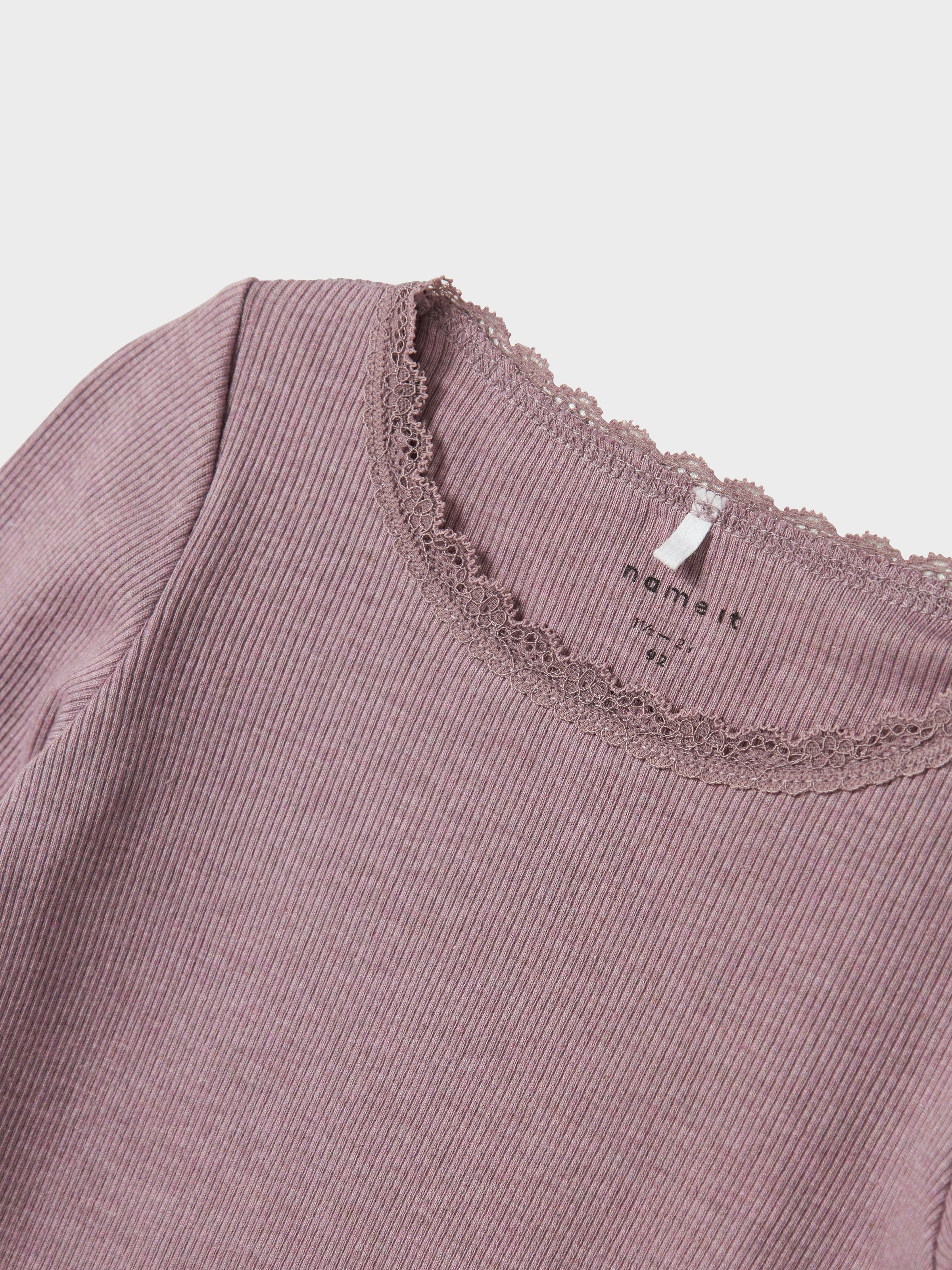 Name It Langarmshirt »NMFKAB LS TOP NOOS«, in Feinripp und mit süßer Spitzenkante am Ausschnitt