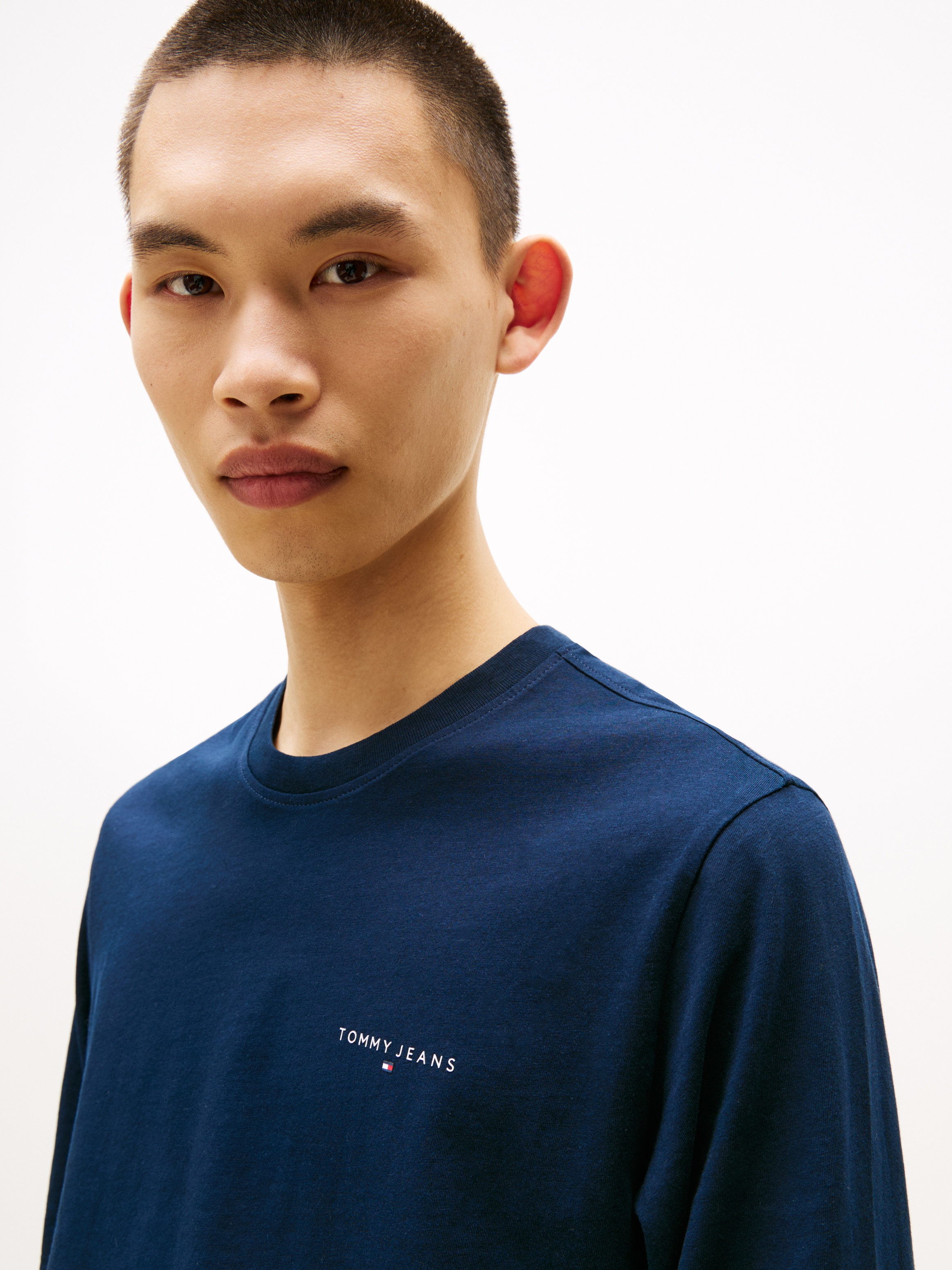 Tommy Jeans Langarmshirt »TJM SLIM CHEST LINEAR LS TEE EXT«, Mit Rundhalsausschnitt