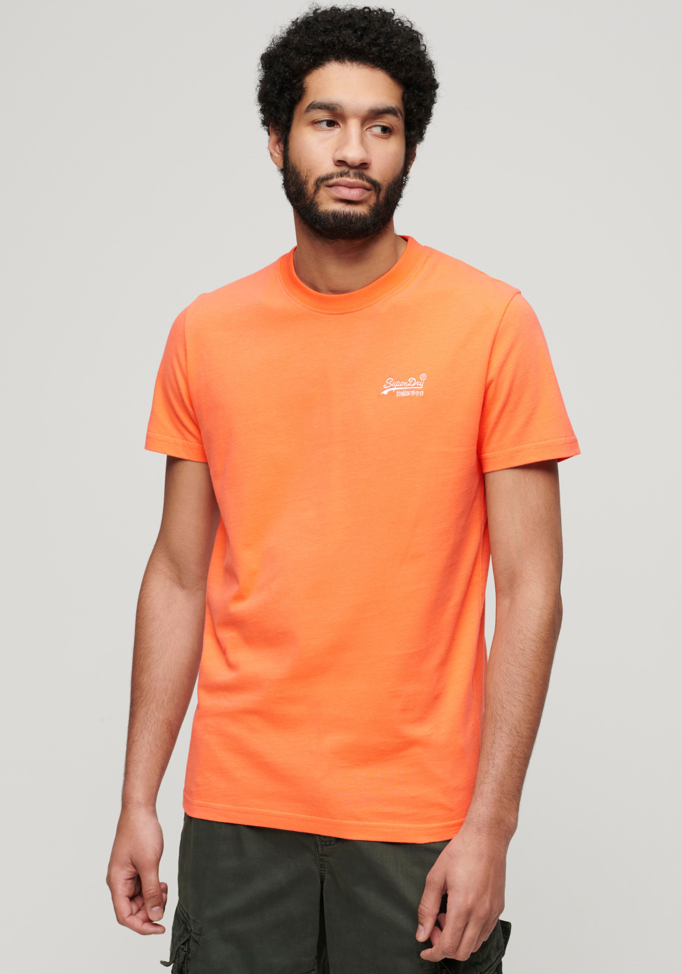 Superdry 1100000002199 "ESSENTIAL LOGO EMB TEE" aus Baumwolle und Single Jersey, Slim Fit, Kurzarm, hüftlang