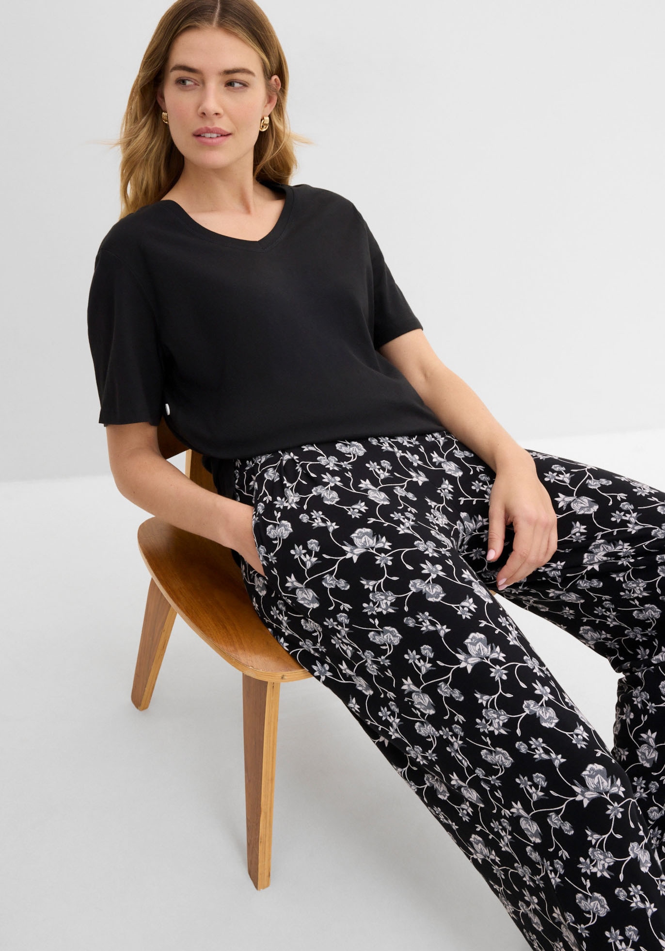bonprix T-Shirt Oversize-Passform, Halbarm, mit tollem Knopfdetail