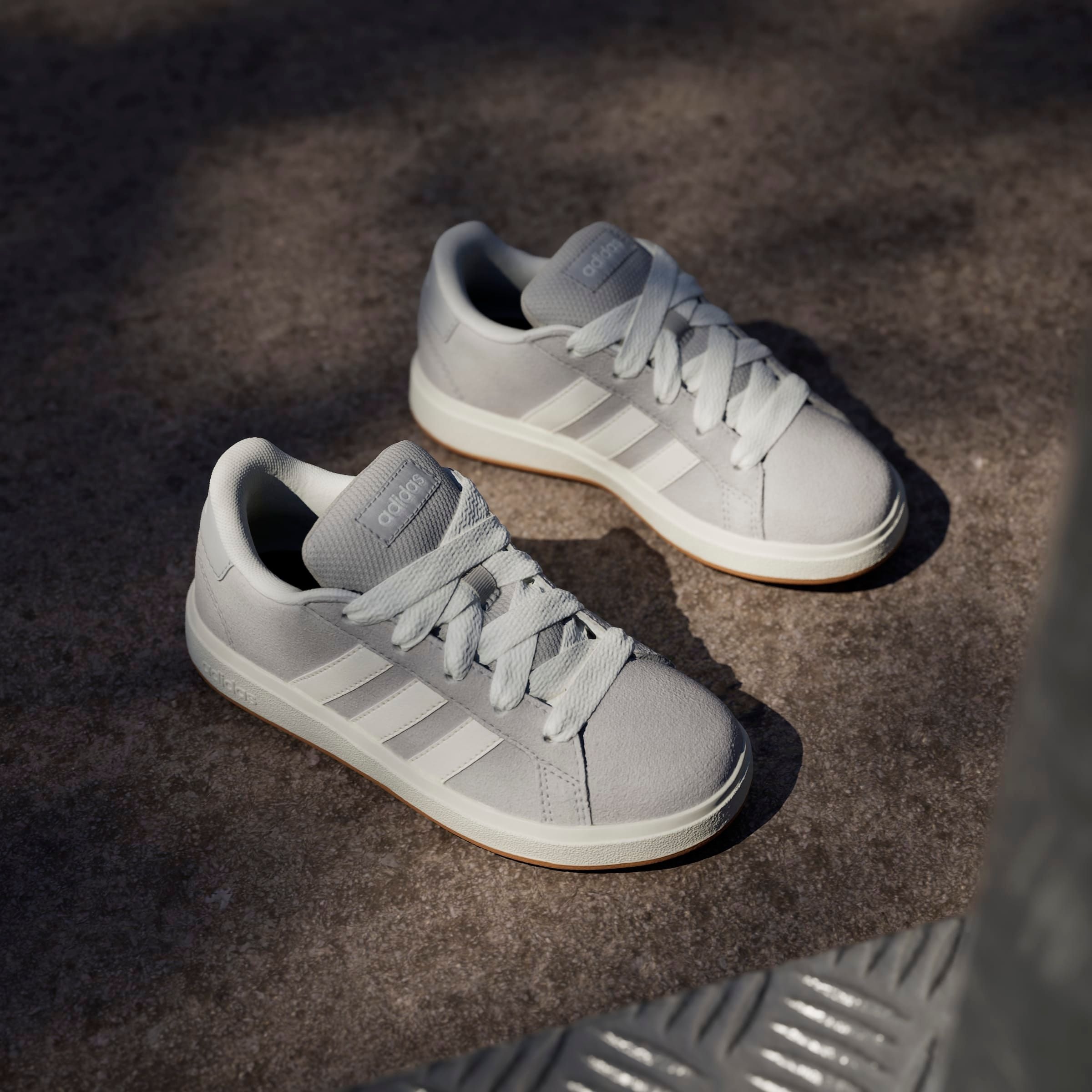 adidas Sportswear Sneaker »GRAND COURT 00S KIDS«, Design auf den Spuren des adidas Superstar