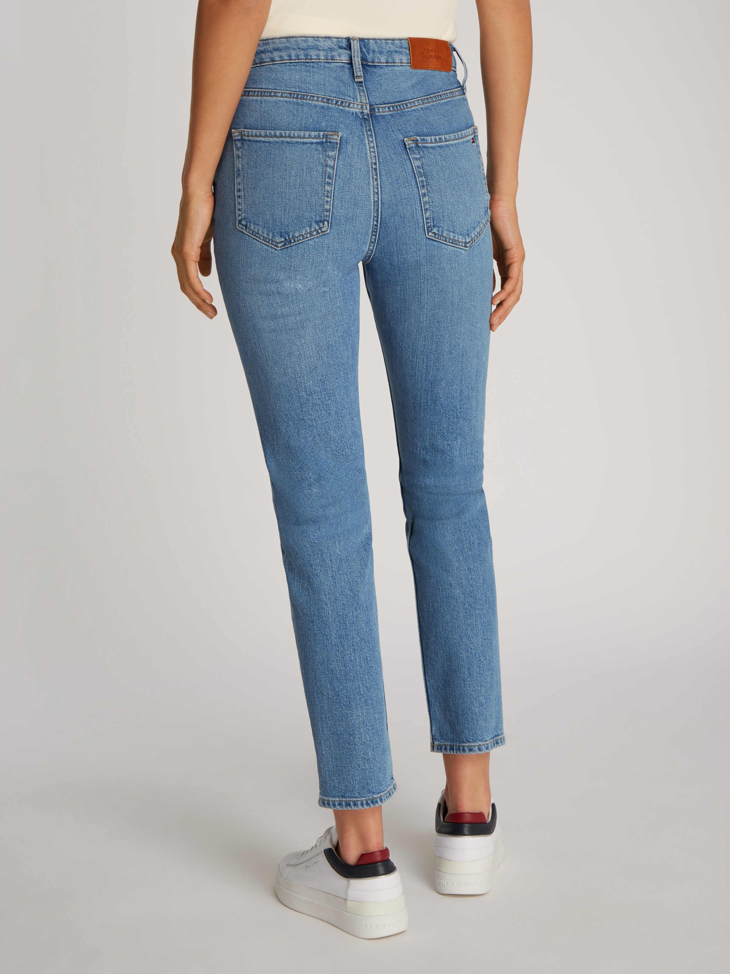 Tommy Hilfiger "Slim Cigarette High Waist" mit Logo-Badge, in blauer Waschu günstig online kaufen