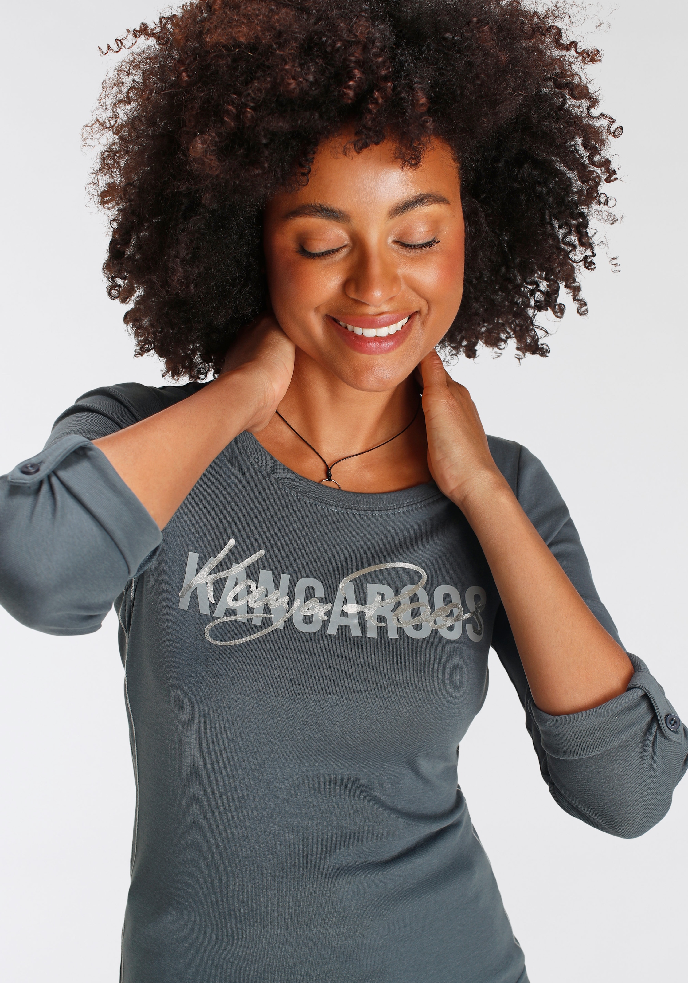 KangaROOS Langarmshirt, krempelbare Ärmel, figurbetonter Schnitt, Rundhalsausschnitt
