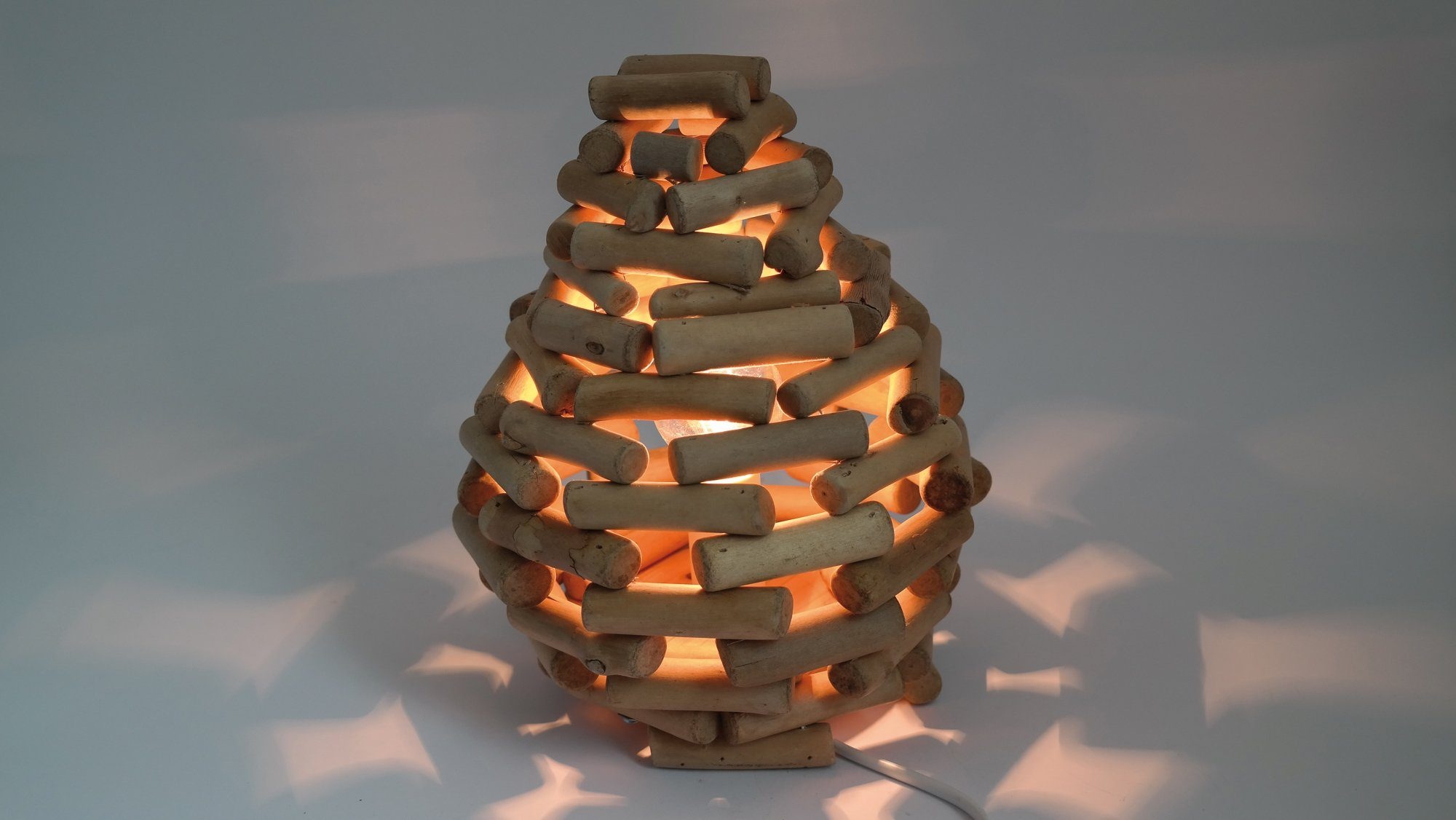 Tischlampe Kegel aus Holz, elektrisch beleuchtet