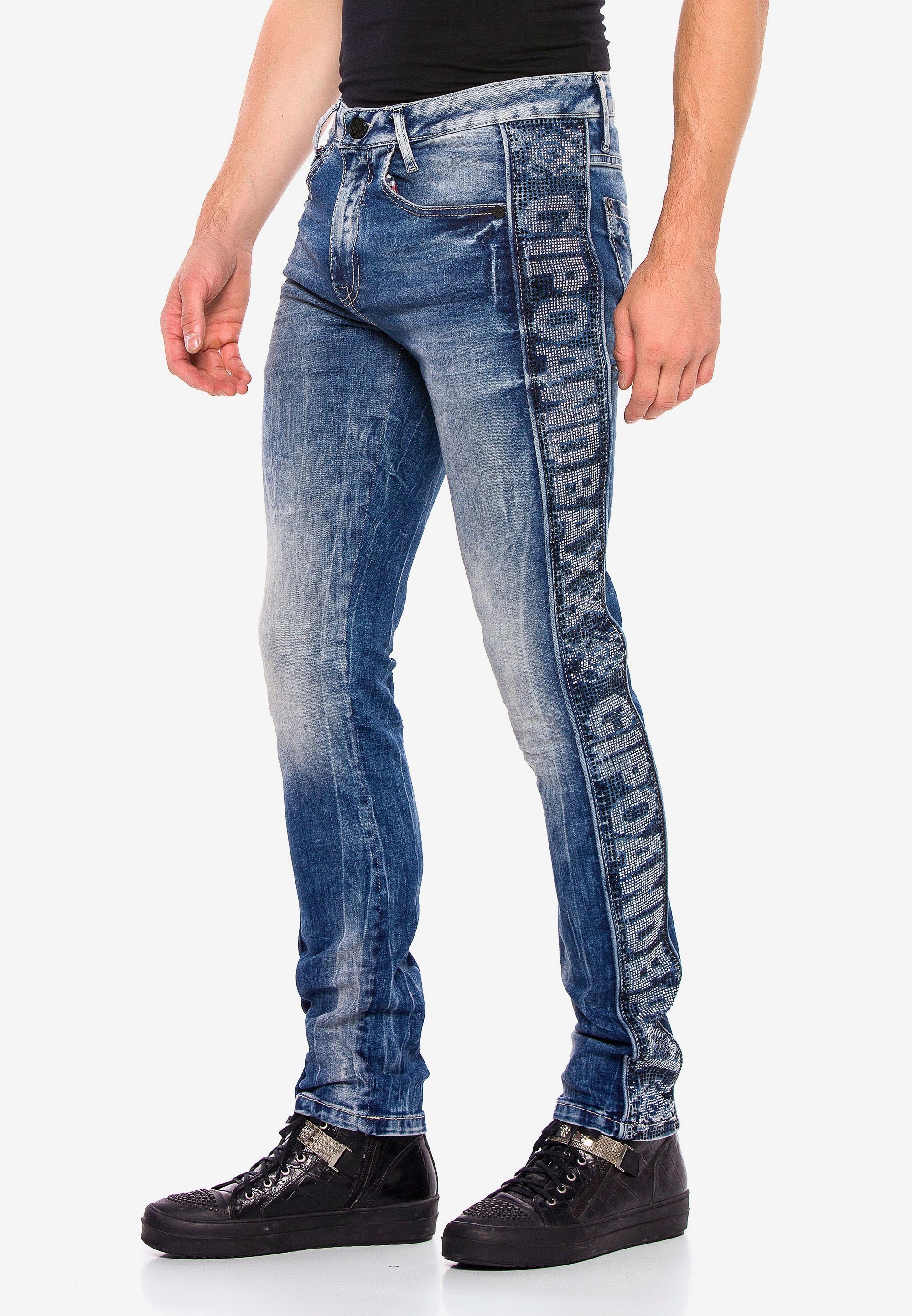 Bequeme Jeans, mit seitlichem Markenschriftzug
