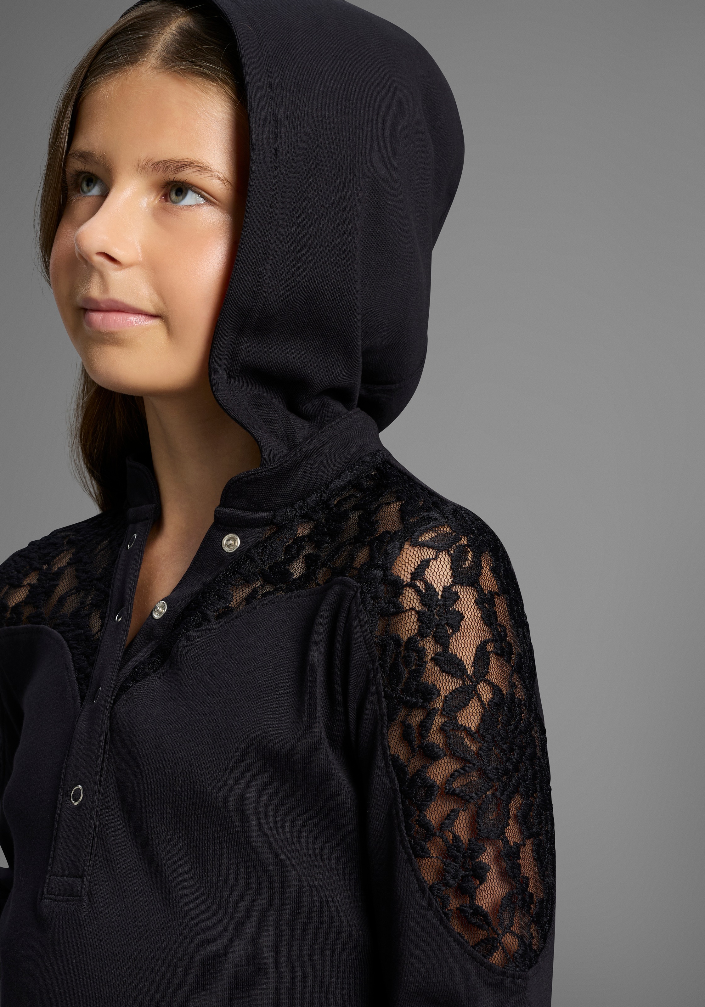 Thumbnail - KIDSWORLD Kapuzenshirt "Shirt mit Spitzeneinsatz für Mädchen" Trendiges Shirt mit Spitzeneinsatz