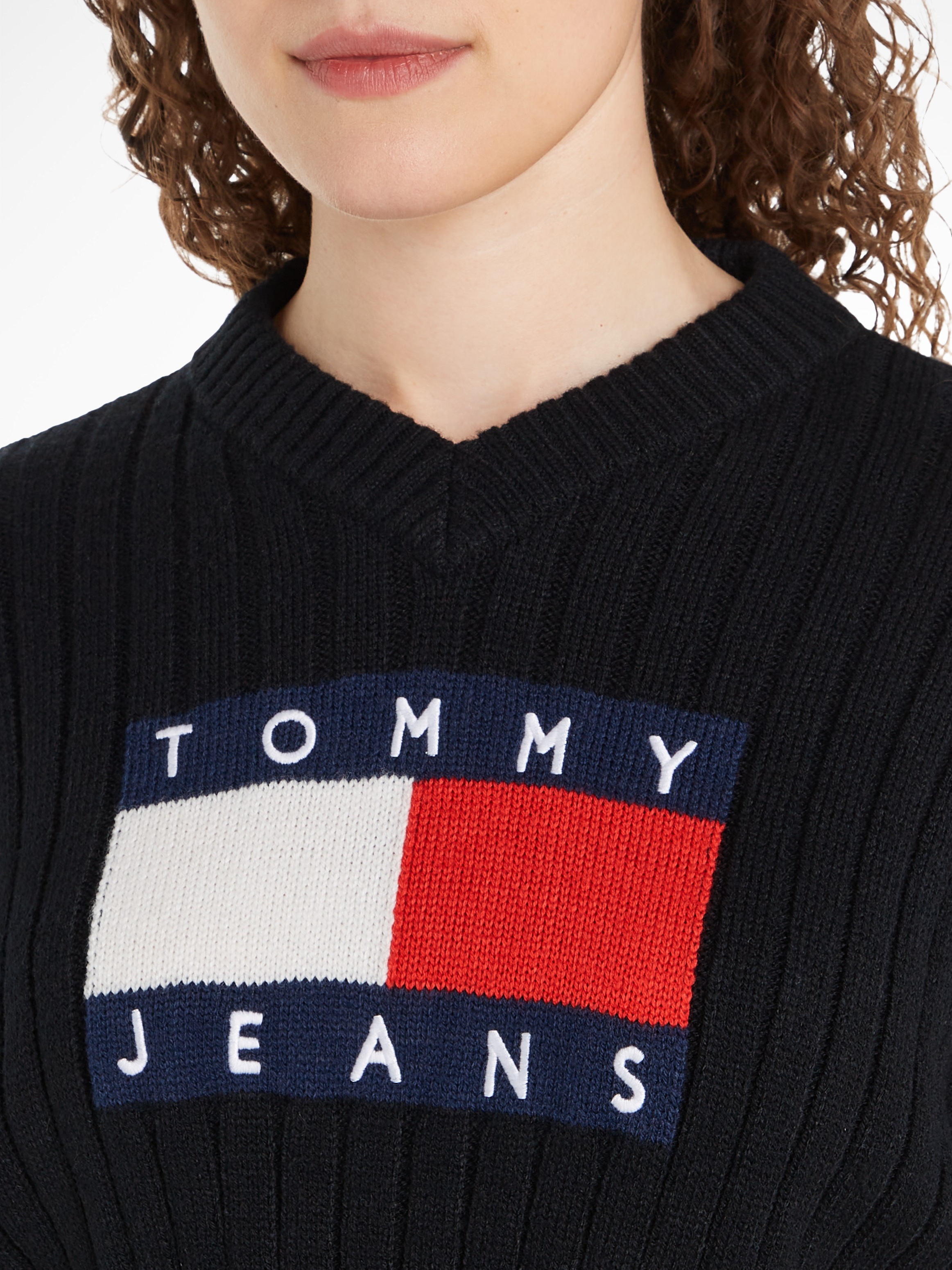 Tommy Jeans Curve V-Ausschnitt-Pullover »TJW VNCK CENTER FLAG SWEATER EXT« Große Größen