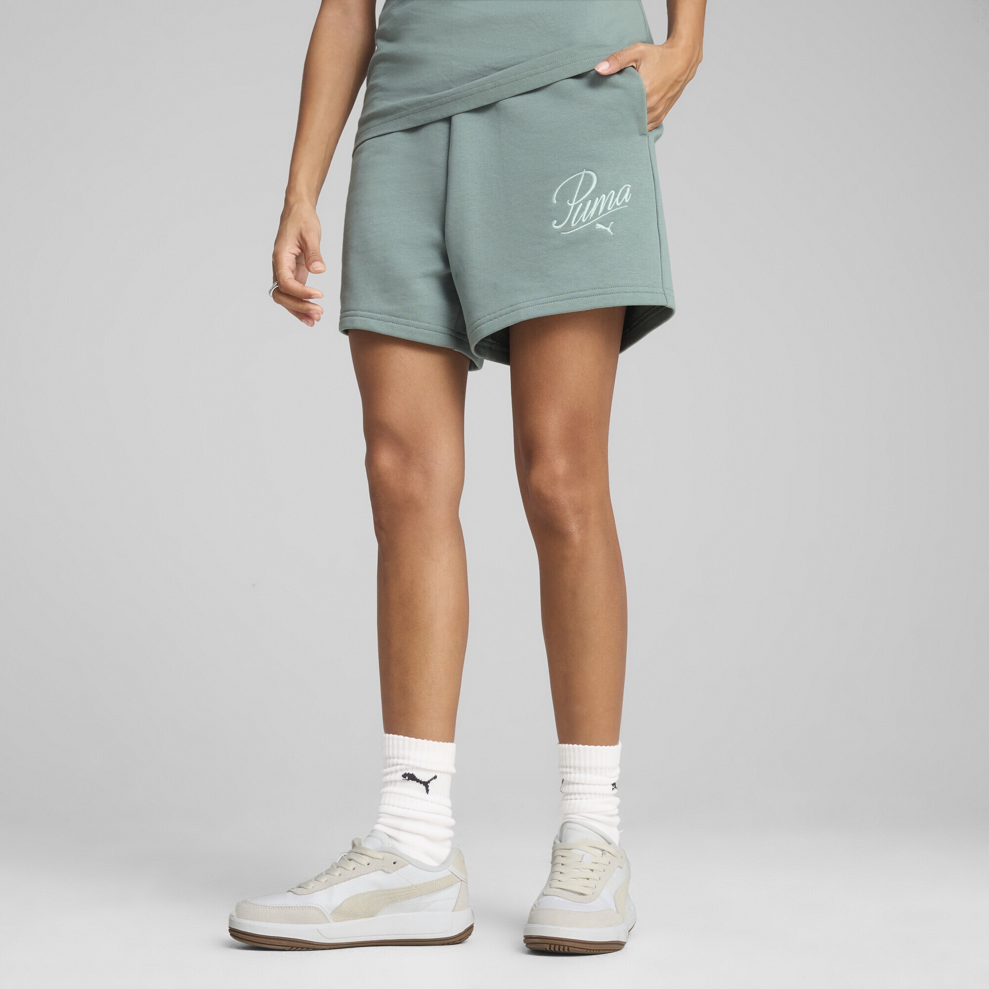 PUMA Sporthose »ESS SCRIPT 5" Hochgeschnittene Shorts Damen«