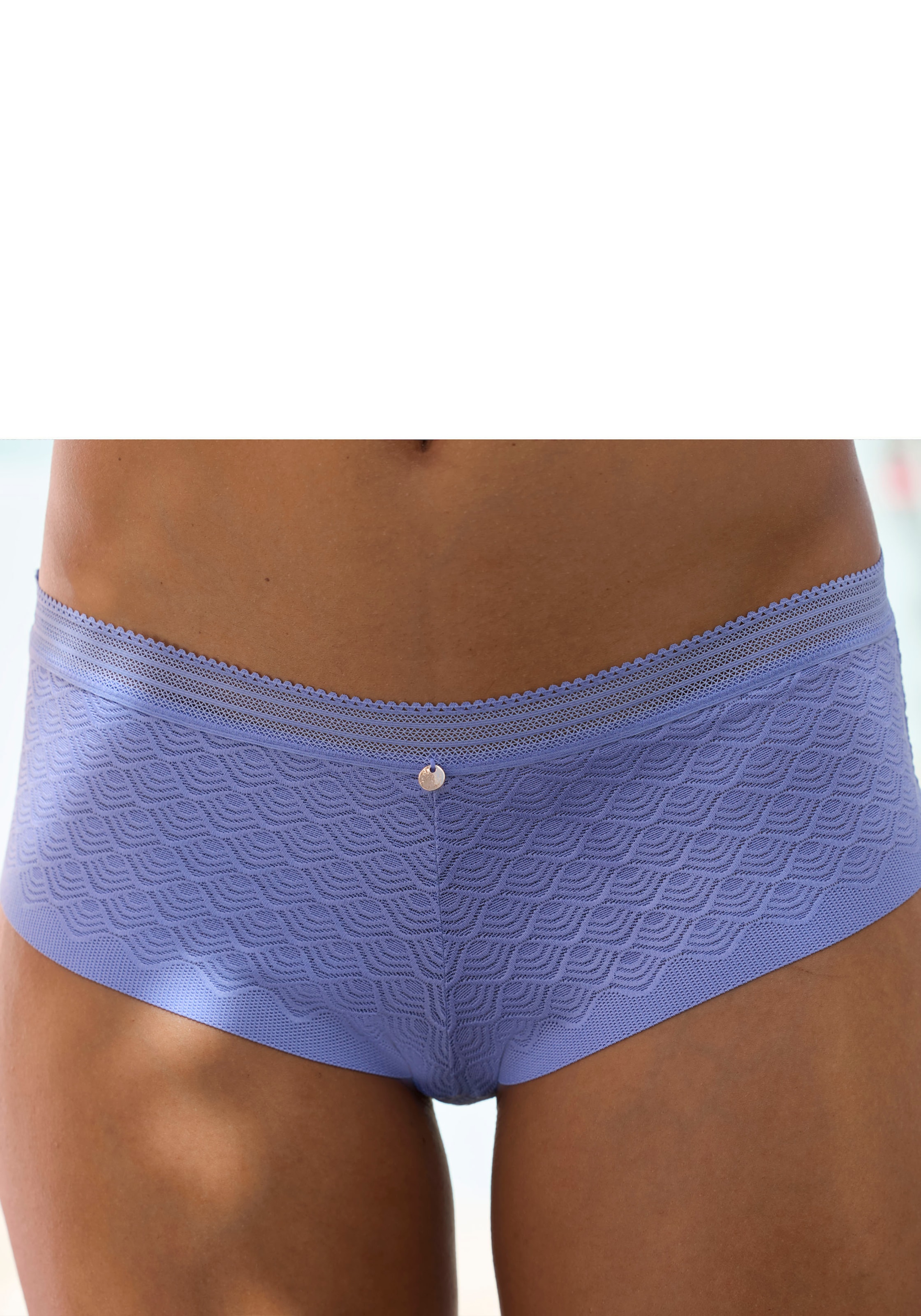 LASCANA Panty, aus Spitze in moderner Optik mit extraflachen Kanten